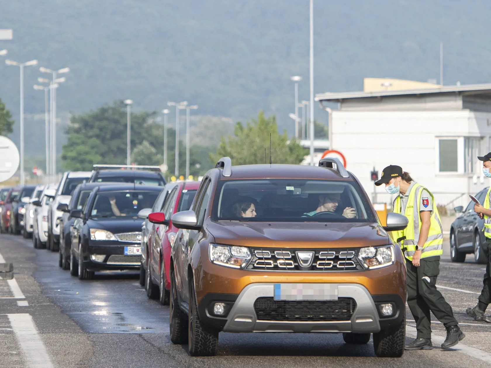 Na bývalých hraničných priechodoch Berg a Jarovce-Kittsee budú v najbližších dňoch prebiehať intenzívne policajné kontroly. Zamerané budú na karanténne povinnosti po vstupe na územie Slovenska. Na snímke policajti kontrolujú vodičov na hraničnom prechode Petržalka-Berg 24. júna 2021.