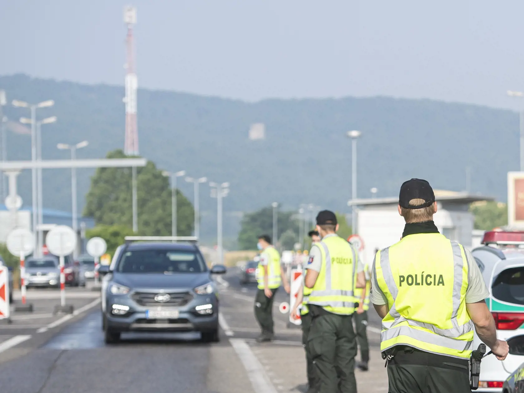 Na bývalých hraničných priechodoch Berg a Jarovce-Kittsee budú v najbližších dňoch prebiehať intenzívne policajné kontroly. Zamerané budú na karanténne povinnosti po vstupe na územie Slovenska. Na snímke policajti kontrolujú vodičov na hraničnom prechode Petržalka-Berg 24. júna 2021.