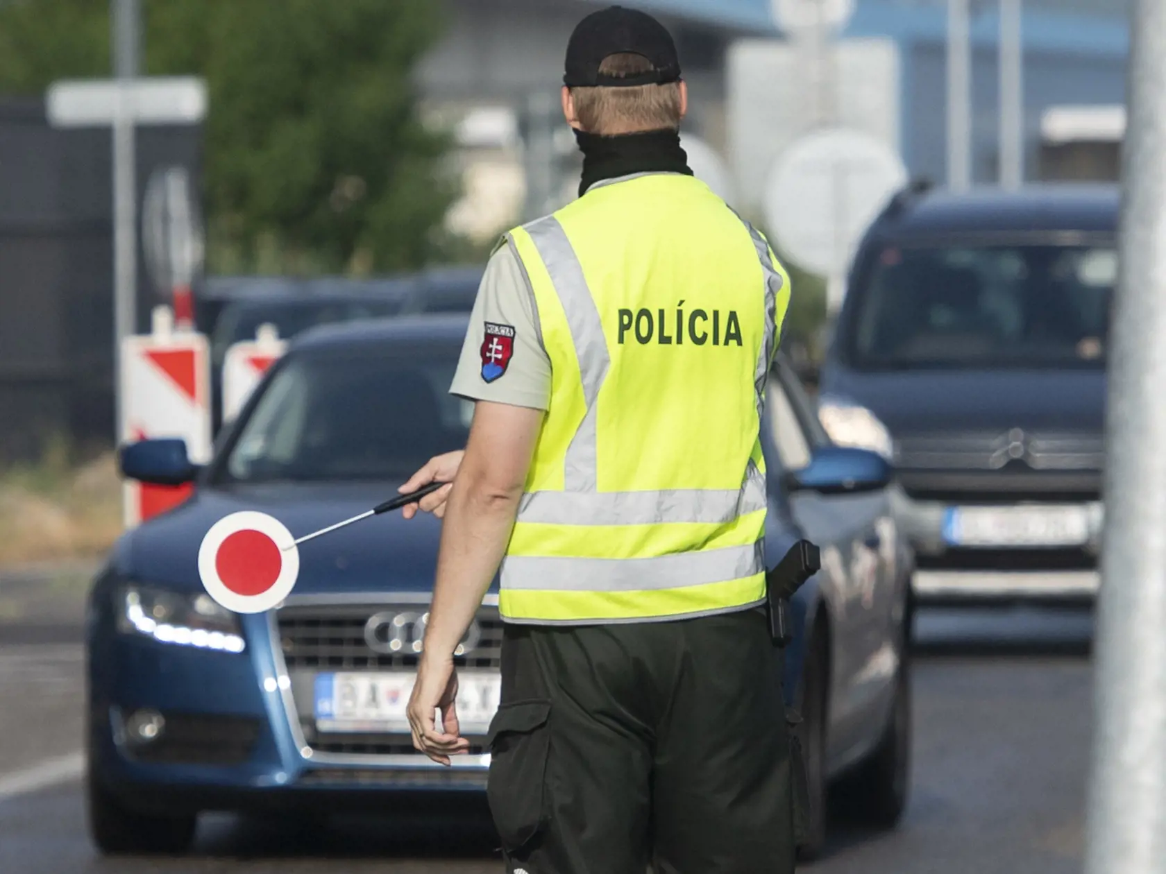 Na bývalých hraničných priechodoch Berg a Jarovce-Kittsee budú v najbližších dňoch prebiehať intenzívne policajné kontroly. Zamerané budú na karanténne povinnosti po vstupe na územie Slovenska. Na snímke policajti kontrolujú vodičov na hraničnom prechode Petržalka-Berg 24. júna 2021.