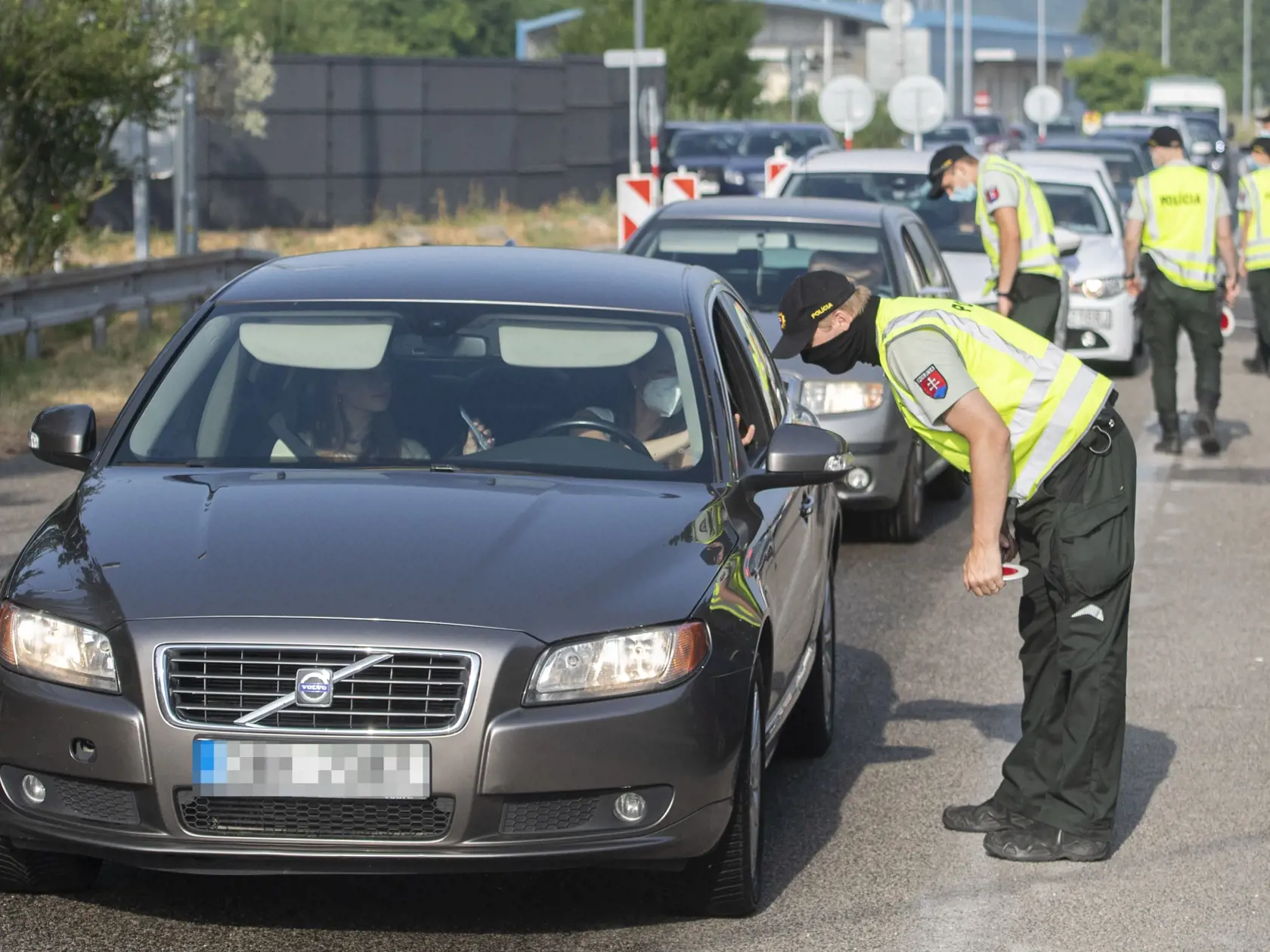 Na bývalých hraničných priechodoch Berg a Jarovce-Kittsee budú v najbližších dňoch prebiehať intenzívne policajné kontroly. Zamerané budú na karanténne povinnosti po vstupe na územie Slovenska. Na snímke policajti kontrolujú vodičov na hraničnom prechode Petržalka-Berg 24. júna 2021. nn