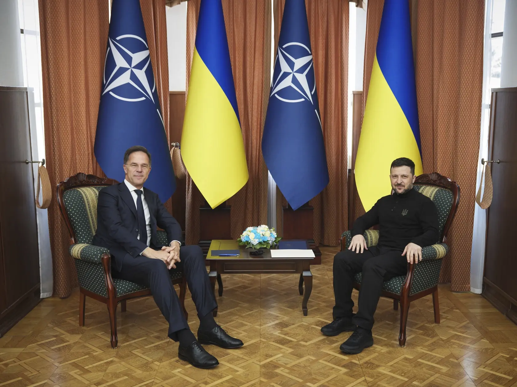 JB 22 Odesa - Ukrajinský prezident Volodymyr Zelenskyj (vpravo) sa rozpráva s generálnym tajomníkom NATO Markom Ruttem počas ich stretnutia v prístavnom meste Odesa na juhu Ukrajiny 15. apríla 2025. FOTO TASR/AP
In this photo provided by the Ukrainian Presidential Press Office, NATO Secretary General Mark Rutte and Ukraine's President Volodymyr Zelenskyy pose for a photo during their meeting in Odesa, Ukraine, Tuesday, April 15, 2025.(Ukrainian Presidential Press Office via AP)