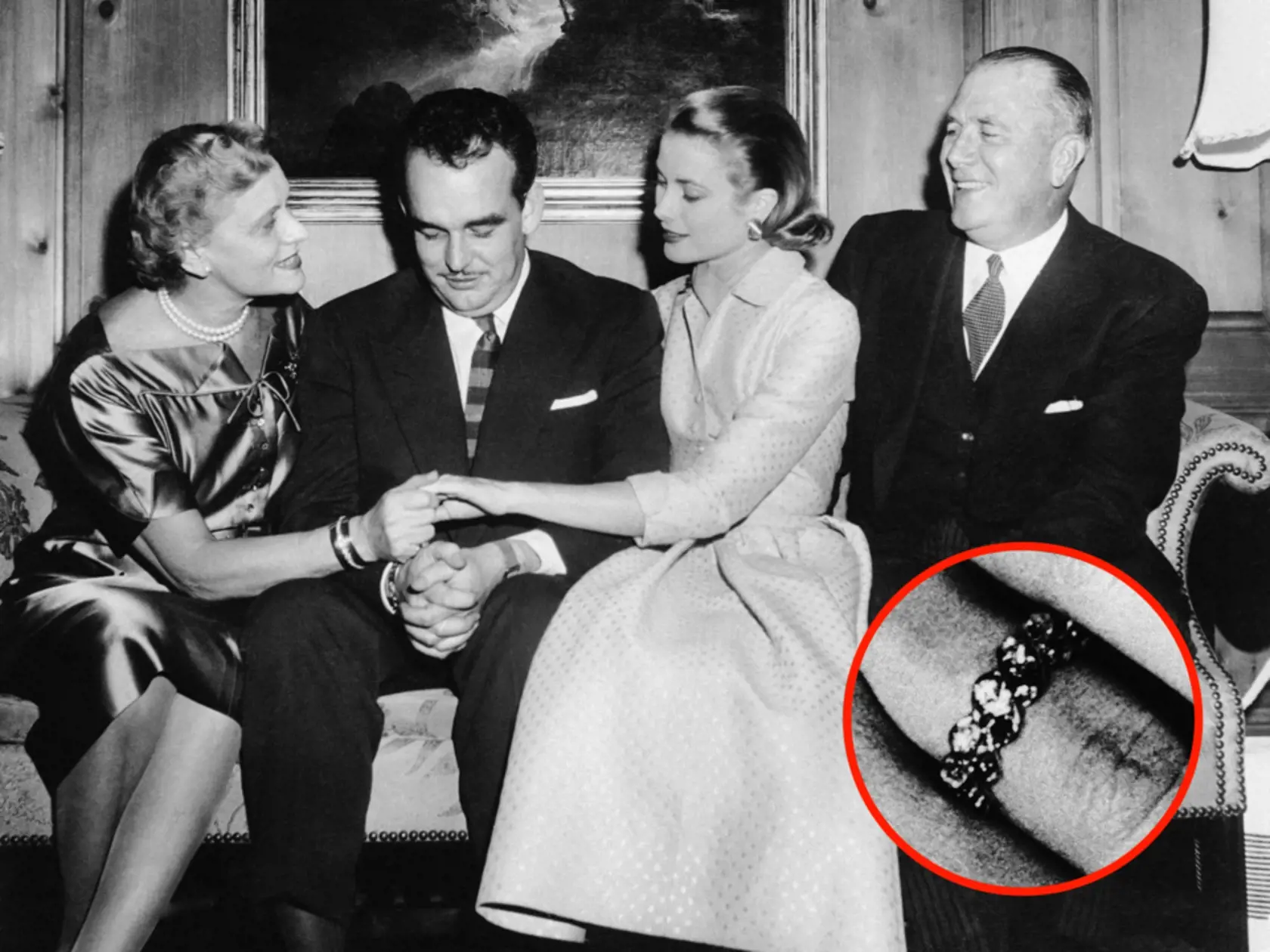 Monacká, vtedy ešte len budúca princezná, Grace Kelly najprv dostala od svojho nastávajúceho pomerne jednoduchý prsteň s rubínmi. Neskôr ho, na požiadavku samotnej Grace, vymenil za prsteň s obrovským 10,5 karátovým diamantom.