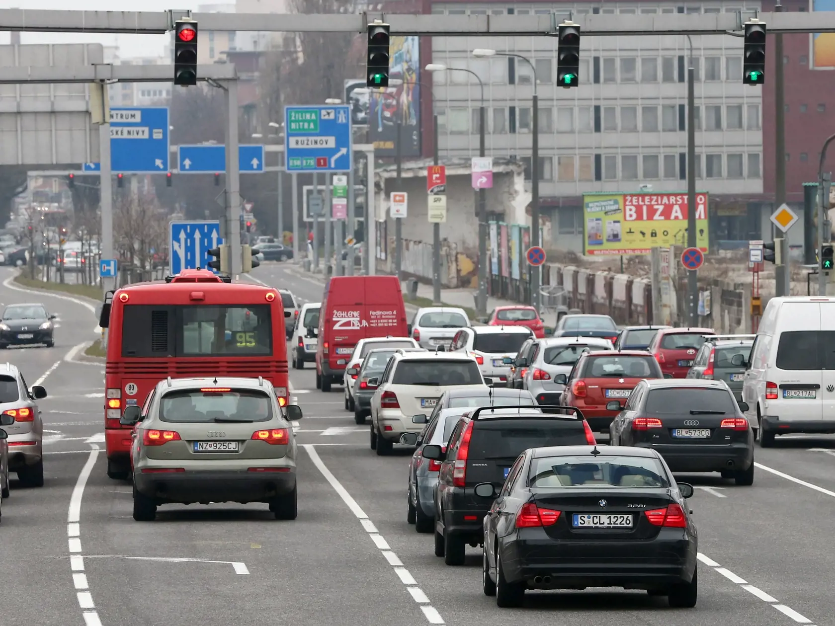 Sankcie za výrazné prekročenie rýchlosti či za telefonovanie za volantom sa majú sprísniť. Vyplýva to z navrhovanej novely zákona o cestnej premávke, ktorú v stredu odobrila vláda. Legislatívu musí ešte schváliť Národná rada (NR) SR.
