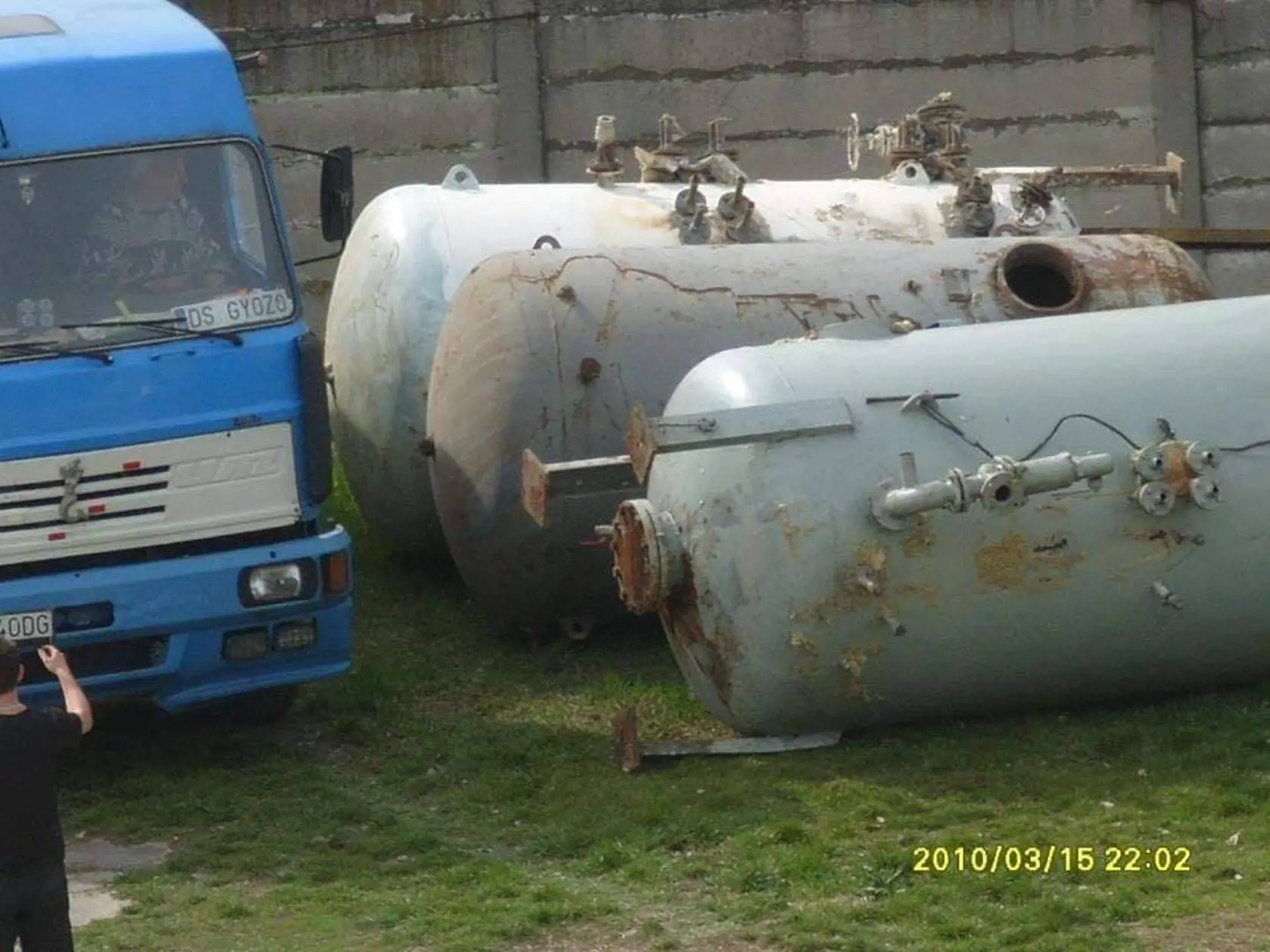 Obyvatelia mesta Komárno poslali  šéfredaktorovi časopisu Dunatáj fotky vyhotovené 15.03. 2010, kde je vidieť nákladné auto LIAZ, ktoré odplyňovač odviezlo na neznáme miesto.