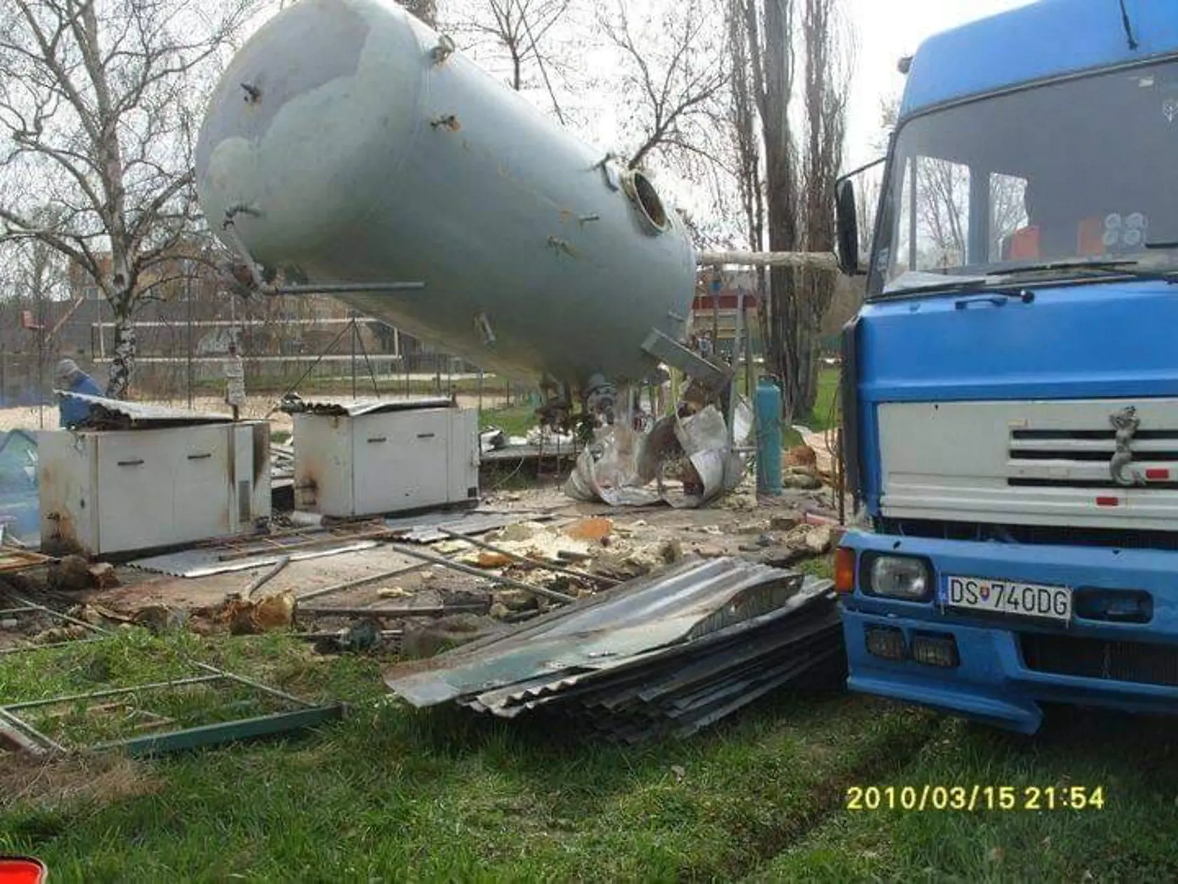Obyvatelia mesta Komárno poslali  šéfredaktorovi časopisu Dunatáj fotky vyhotovené 15.03. 2010, kde je vidieť nákladné auto LIAZ, ktoré odplyňovač odviezlo na neznáme miesto.