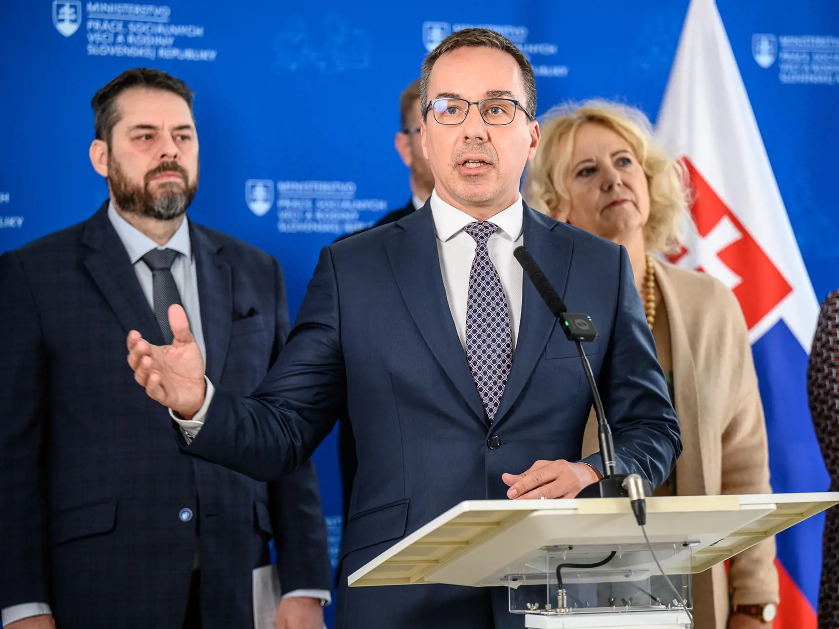 Minister práce Erik Tomáš počas tlačovej besedy na ministerstve práce.