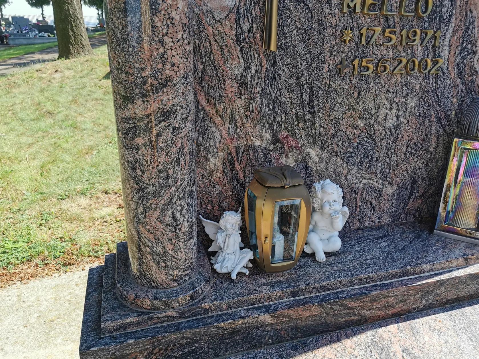 Hrob Ivana Mella strážia dvaja anjeli.