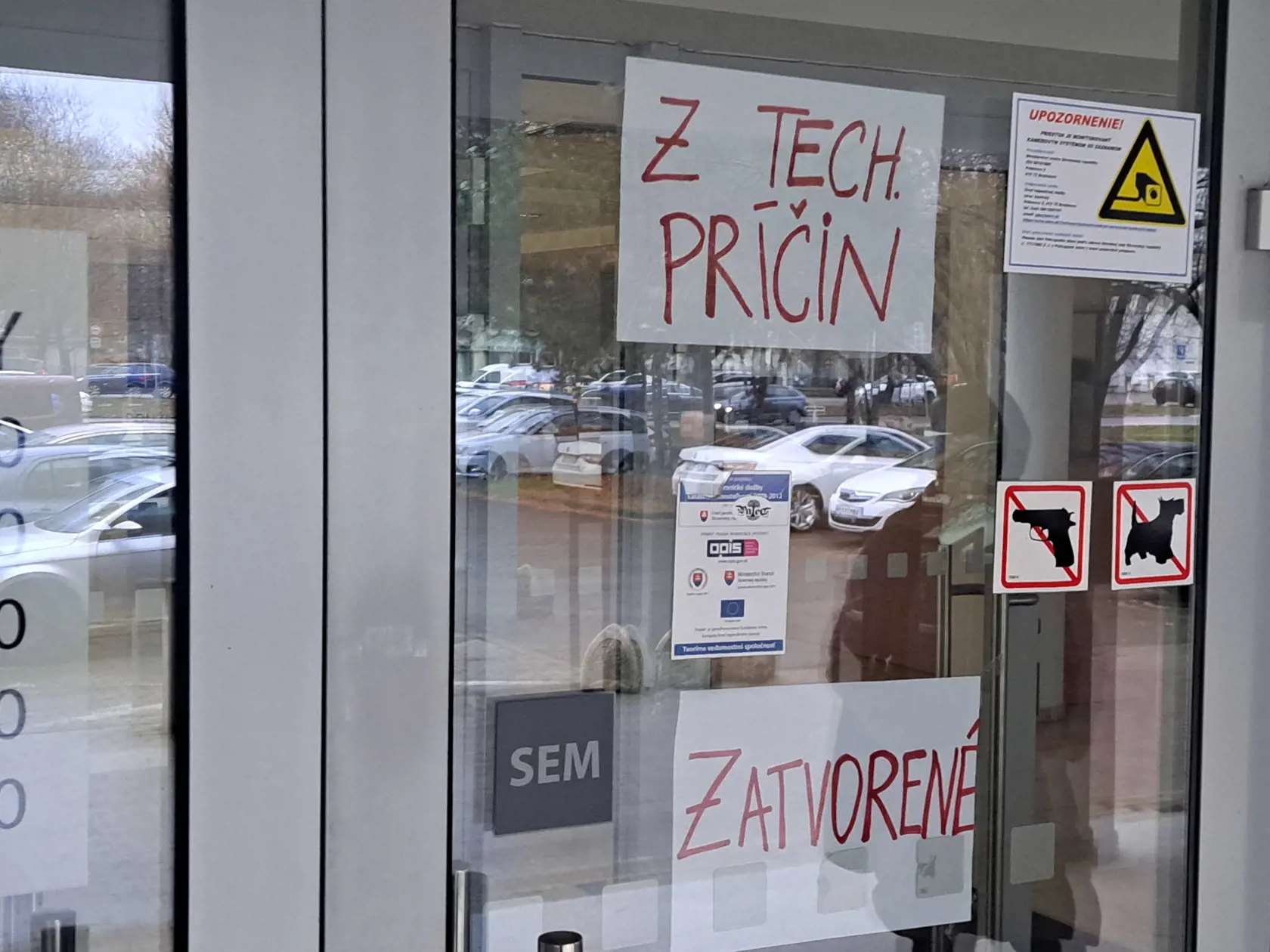 Na vstupných dverách nás čakal len strohý oznam: "Z tech. príčin zatvorené".