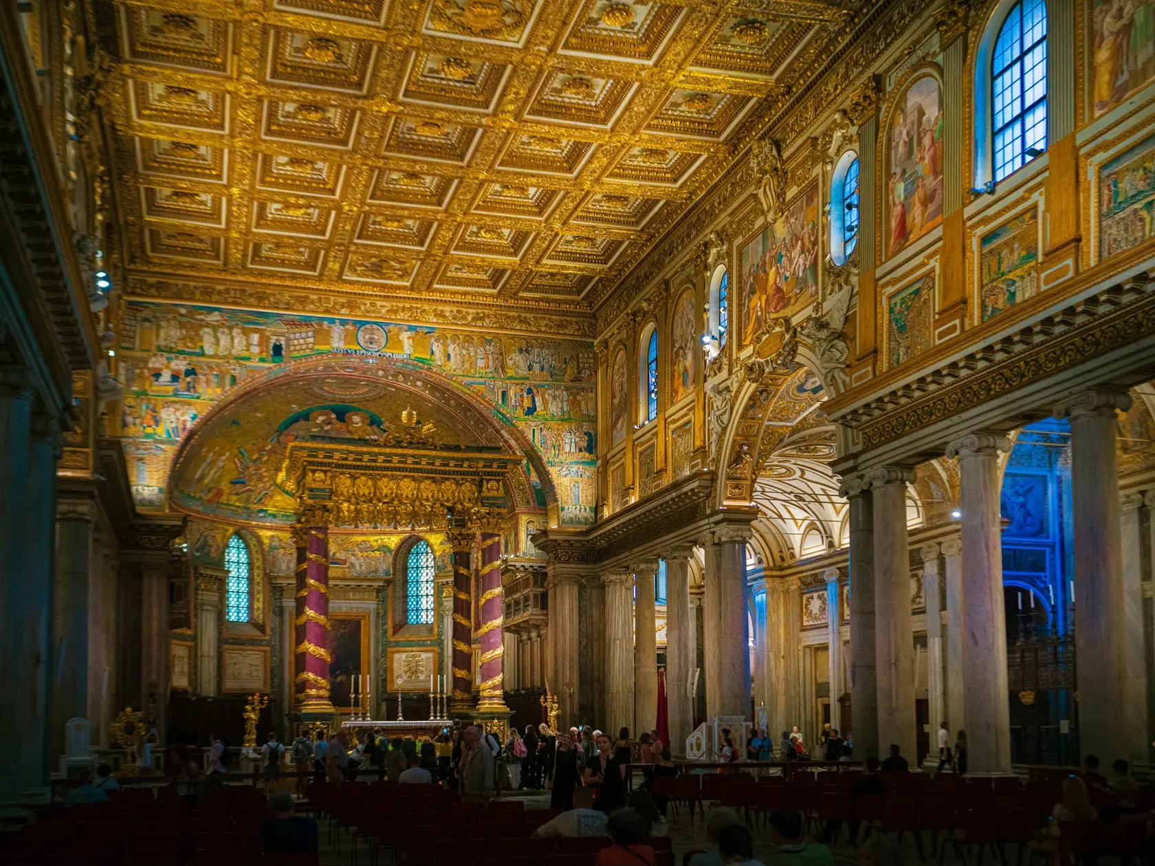 Bazilika Santa Maria Maggiore - Bazilika Panny Márie Väčšej - je miestom posledného odpočinku pápeža Františka. Vo vnútri je zakázané fotiť, pred dvomi týždňami na špeciálne povolenie, zachytil interiér významný slovenský fotograf, Prešovčan Jano Štovka.