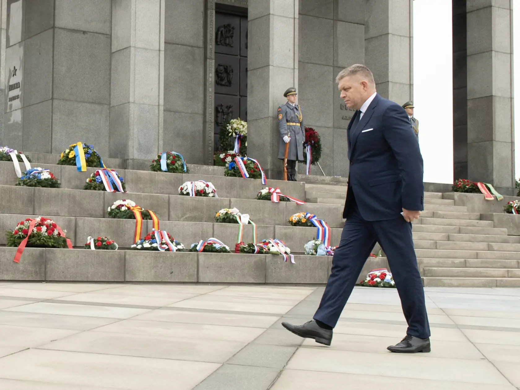 Na snímke predseda vlády SR Robert Fico počas kladenia vencov pri príležitosti Dňa víťazstva nad fašizmom na vojenskom pamätníku Slavín 8. mája 2024 v Bratislave. FOTO TASR - Pavel Neubauer