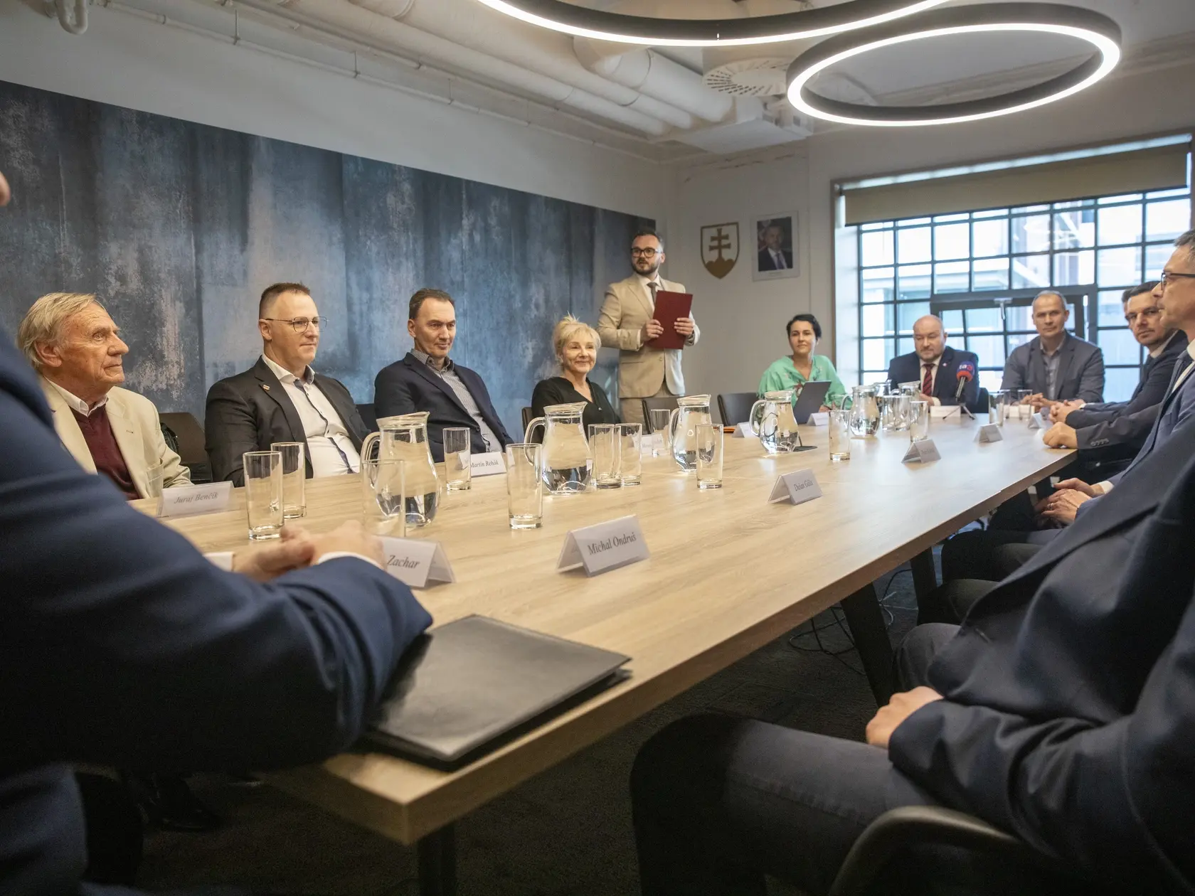 Na snimke je prvé zasadnutie Rady pre šport ministra Cestovného ruchu a športu Rudolfa Huliaka.
Minister Rudolf Huliak predstavuje Radu ministra pre šport.