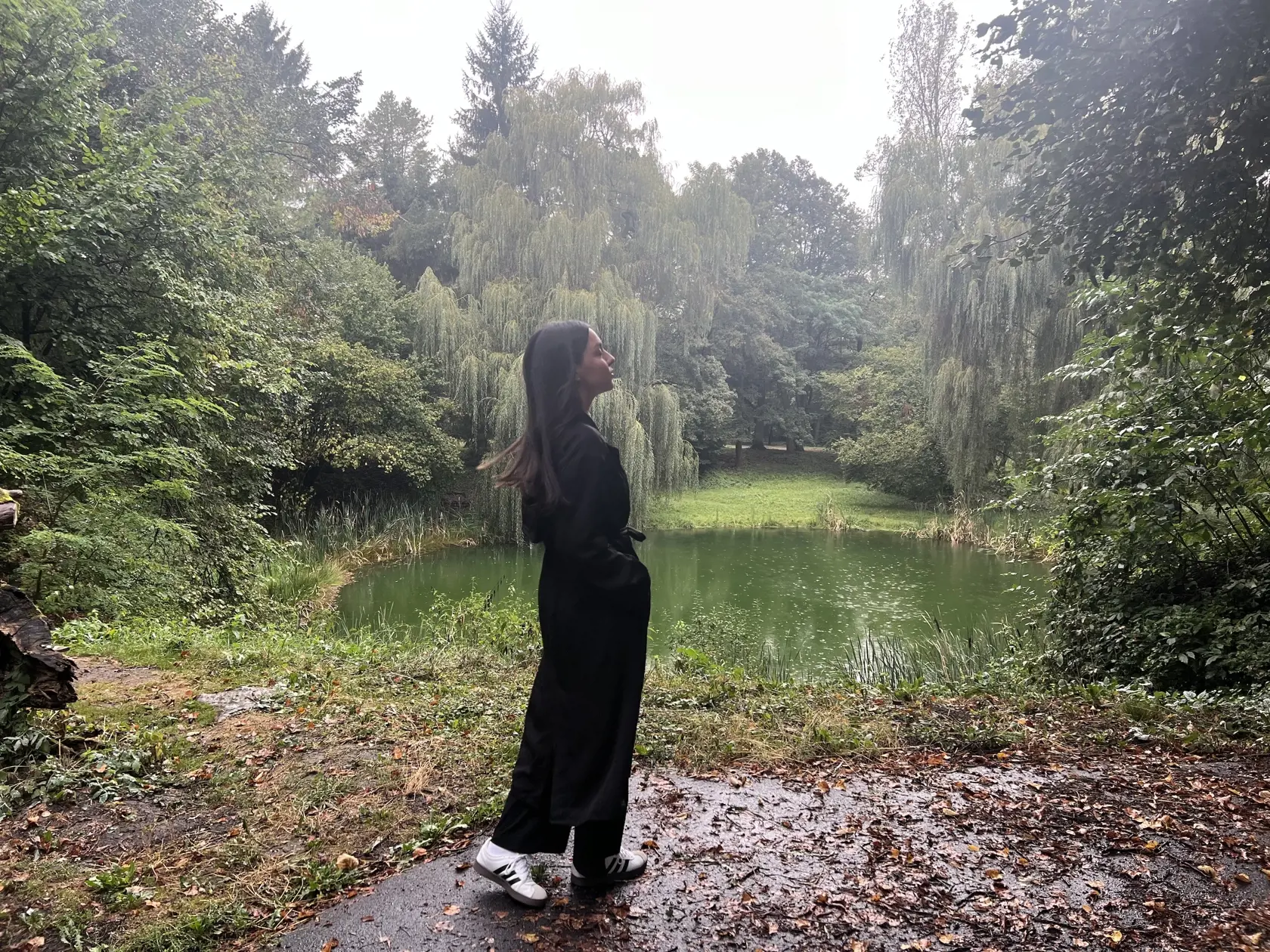 „Keď sme sem prišli, okamžite som pocítila zvláštny chlad,“ spomína Sofia, ktorá sa odvážila s nami preskúmať toto miesto. „Je tu zvláštna energia. Nielen vzduch, ale celkovo atmosféra. Akoby tu stále niečo bolo,“ hovorí na mieste.