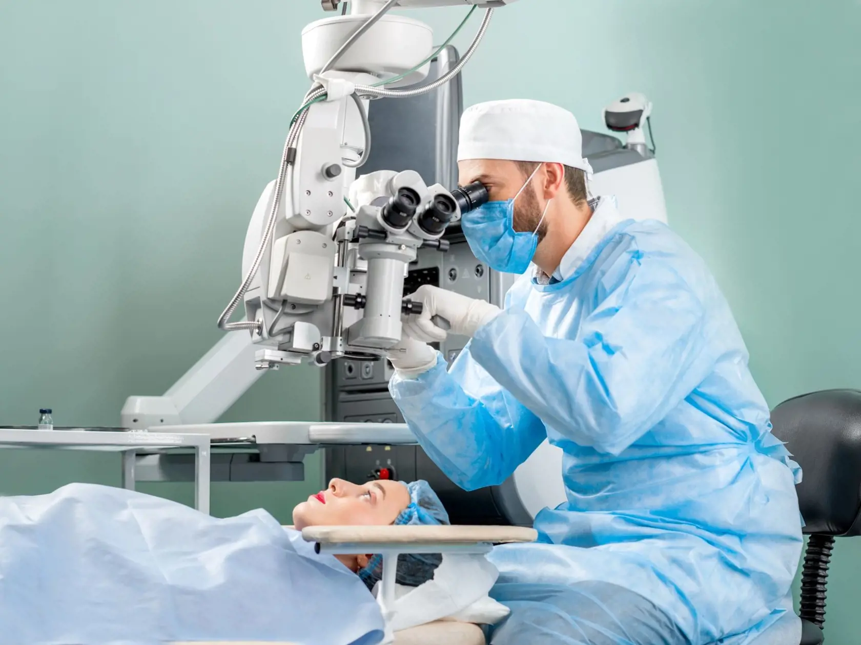 Laserové operácie očí sú dnes bezbolestné a dokážu významne uľahčiť život každému človeku.