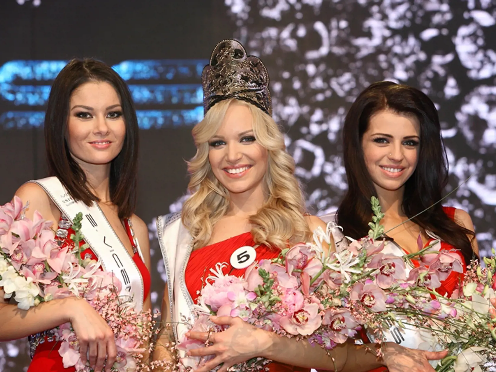 Rok 2013: Druhá skončila Lucia Slaninková z Považskej Bystrice, vpravo, a na treťom mieste sa umiestnila Lucia Kačurová z Popradu.