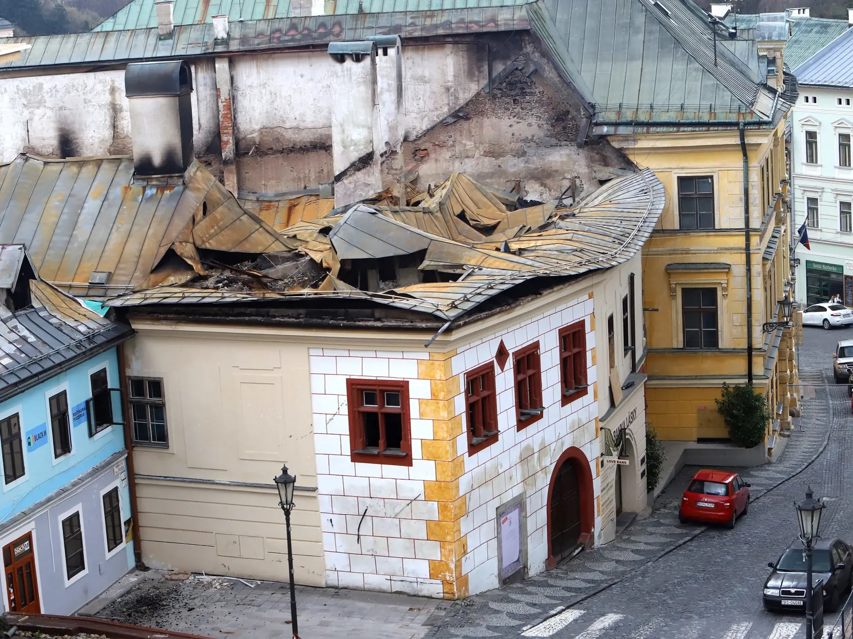Na snímke strecha Domu Maríny v Banskej Štiavnici provizórne prekrytá plechmi.