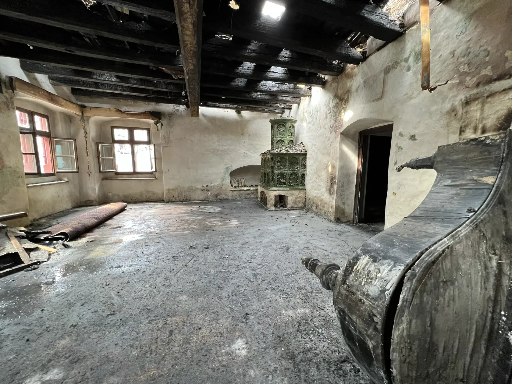 Počas požiaru zhorelo celé podkrovie a zničené sú priestory expozície, ktoré zaberajú prízemie a prvé podlažie.
