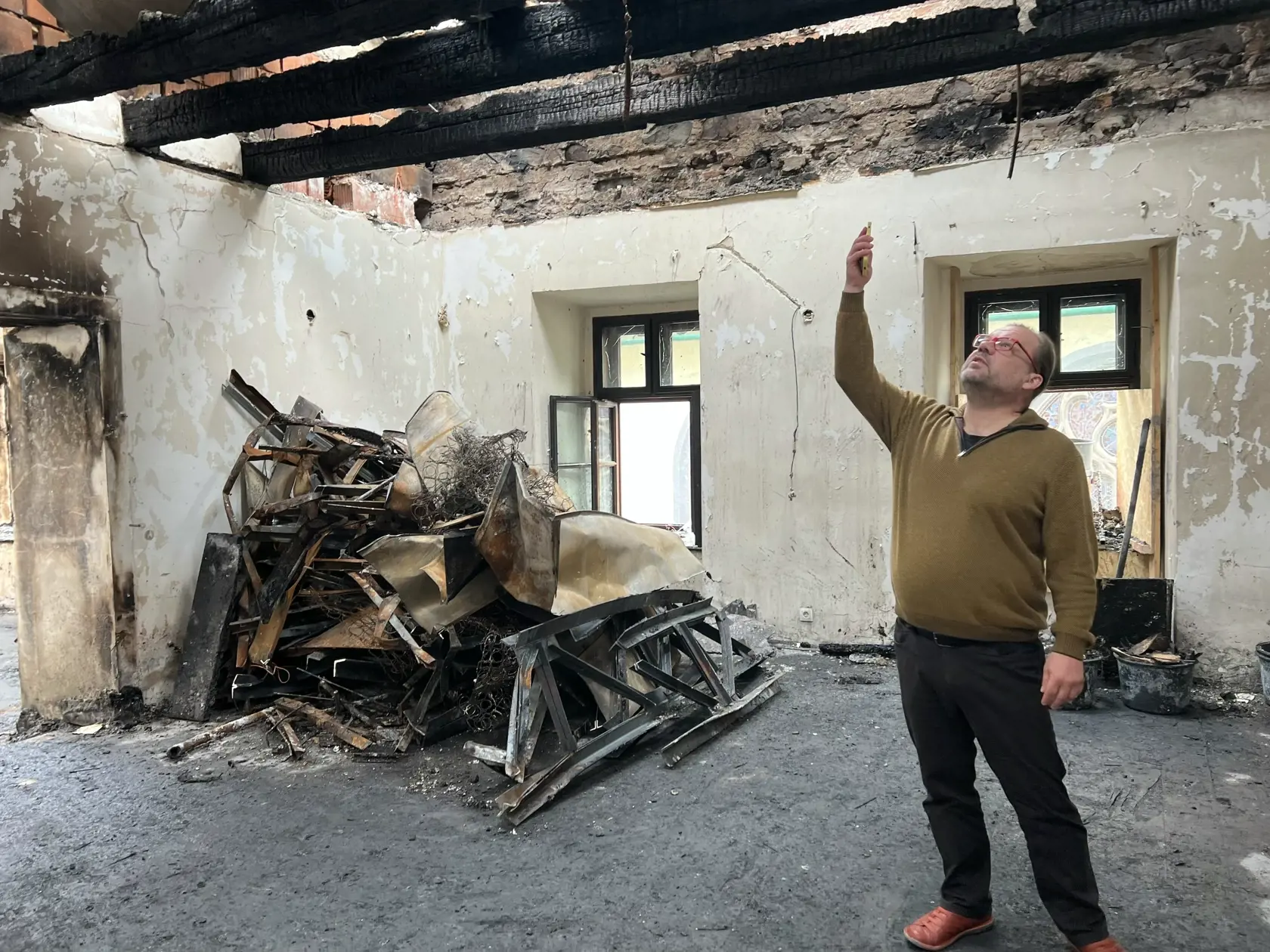 “Múry zhoreli, ale láska zostala”. Týmito slovami nás mesiac od požiaru privítal v priestoroch známej atrakcie Banka lásky v Banskej Štiavnici, jeden z jej majiteľov, Igor Brosmann.