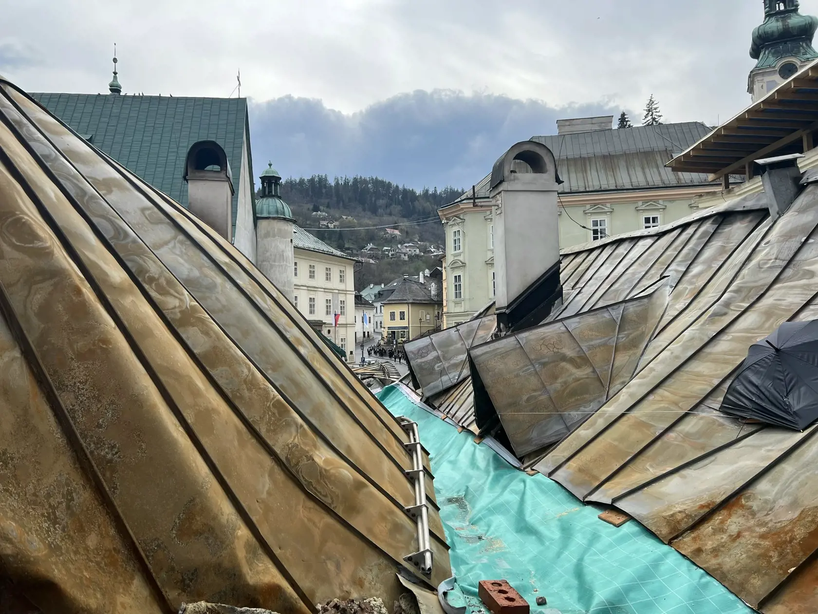 V minulosti existovali v podkroví aj nejaké izby, tie sú však dávno preč a nič sa tam našťastie nenachádzalo. “Sú aj také fámy, že sme podkrovie prenajímali alebo sme tam mali penzión, čo je ale nezmysel. Bolo to zatvorené,” vyvracia dezinformácie Brosmann.