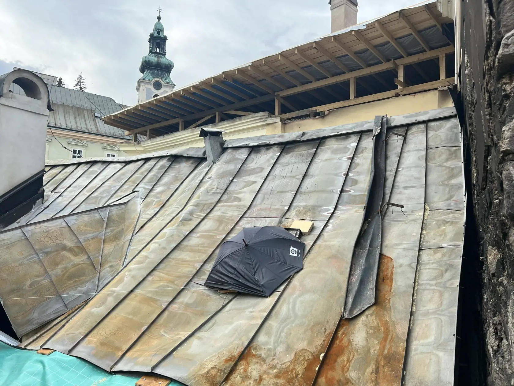 V minulosti existovali v podkroví aj nejaké izby, tie sú však dávno preč a nič sa tam našťastie nenachádzalo. “Sú aj také fámy, že sme podkrovie prenajímali alebo sme tam mali penzión, čo je ale nezmysel. Bolo to zatvorené,” vyvracia dezinformácie Brosmann.
