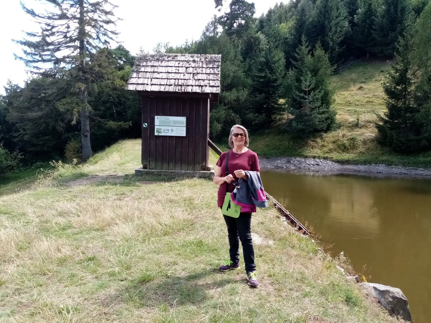 Napriek tomu, že má Banka lásky mnoho fanúšikov, nájdu sa aj tí, ktorých táto atrakcia doslova poburuje a tvrdia, že takéto niečo do historickej Banskej Štiavnice jednoducho nepatrí. Jednou z nich je aj Banskoštiavničanka Oľga Kuchtová, ktorá nie, že nie je "veľkou fanúšičkou" Banky lásky a jej aktivít, ale je doslova jej kritikom.