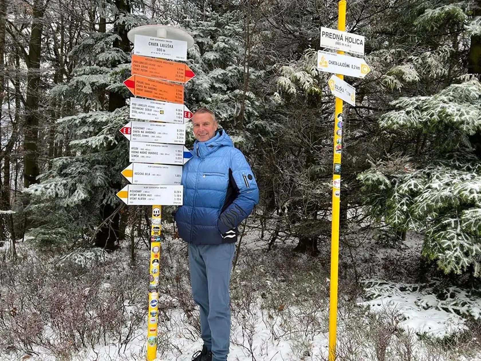 "❄️🌬️ZIMA DORAZILA AJ K NÁM❄️☃️ Peknú aj keď už chladnú nedeľu vám prajem priatelia. Čo máte dnes v pláne robiť? Len pár minút od Košíc sme sa dnes prešli už mierne zasneženou krajinou. Takto vyzerala Lajoška dnes o 9:15. Teploty klesajú a deti sa onedlho môžu tešiť na stavanie snehuliakov 👍 Úspešný pracovný týždnen vám prajem ✌️," napísal Richard Raši.
