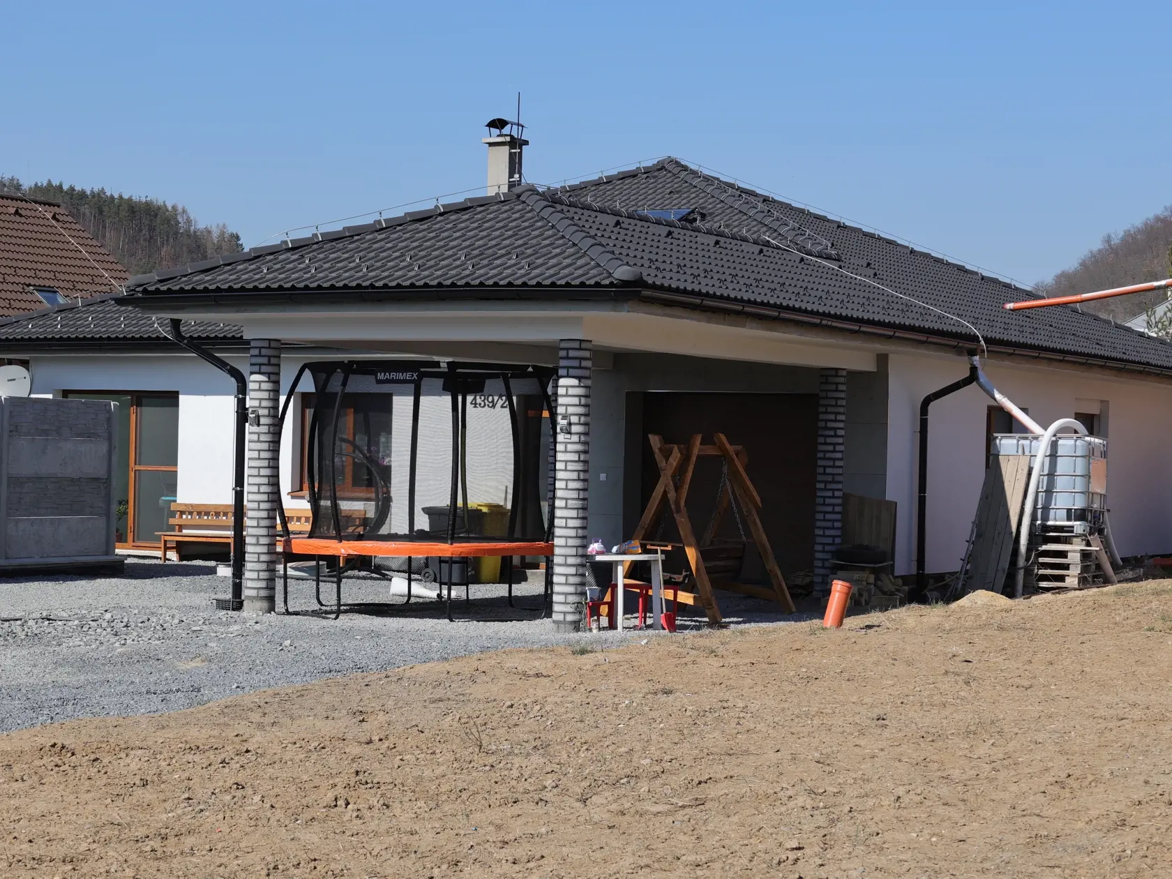 Rodina žila v obci Budča pri Zvolene približne 4 roky.
