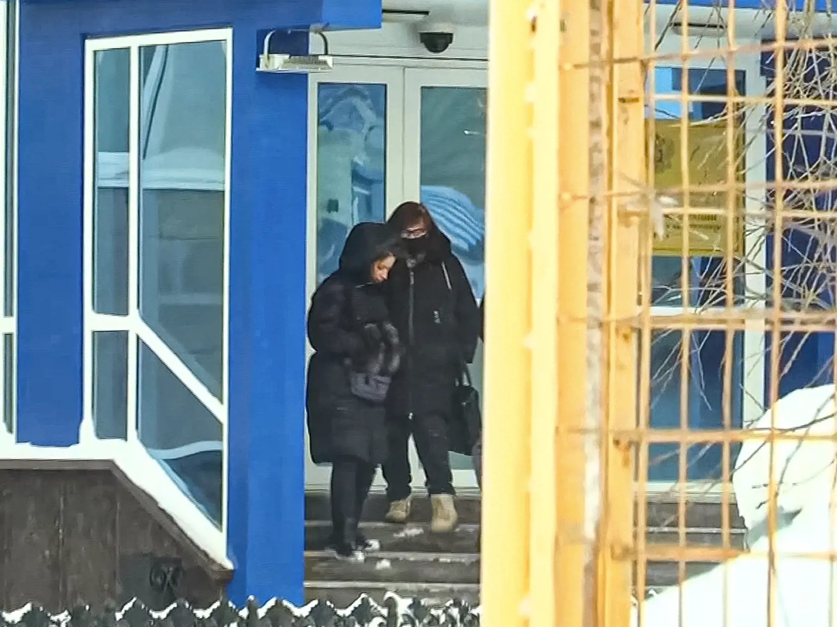 JB 31 Salechard - Na snímke z videa Ľudmila Navaľná, matka zosnulého ruského opozičného lídra Alexeja Navaľného, vychádza z budovy vyšetrovacej komisie regionálneho oddelenia v Jamalskoneneckej oblasti v meste Salechard 1937 km, severovýchodne od Moskvy 19. februára 2024. Príbuzným už tretí deň nepovolili prístup k telu zosnulého ruského opozičného lídra Alexeja Navaľného. Oznámila to v pondelok Navaľného hovorkyňa Kira Jarmyšová, informuje TASR podľa správy agentúry AFP. Navaľného matka Ľudmila