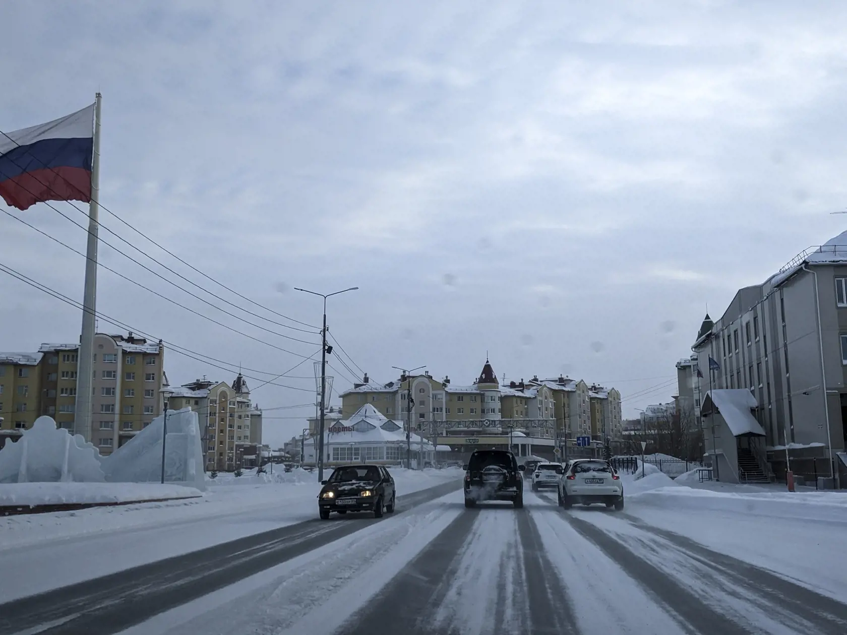 JB 30 Salechard - Čierne auto (uprostred zozadu) vezie matku zosnulého ruského opozičného lídra Alexeja Navaľného, Ľudmilu v meste Salechard 1937 km, severovýchodne od Moskvy 19. februára 2024. Príbuzným už tretí deň nepovolili prístup k telu zosnulého ruského opozičného lídra Alexeja Navaľného. Oznámila to v pondelok Navaľného hovorkyňa Kira Jarmyšová, informuje TASR podľa správy agentúry AFP. Navaľného matka Ľudmila pricestovala do trestaneckej kolónie IK-3 v sobotu ráno v sprievode právnika j