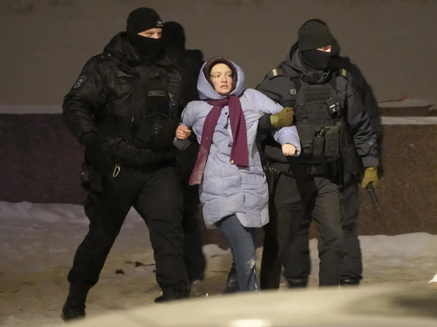 WA 51 Petrohrad - Policajti zadržali ženu, ktorá položila kvety k pamätníku obetí politických represií na pamiatku zosnulého väzneného ruského opozičného politika Alexeja Navaľného v Petrohrade v piatok 16. februára 2024. O úmrtí neochvejného kritika ruského prezidenta Vladimira Putina v trestaneckej kolónii za polárnym kruhom informovala v piatok ruská väzenská služba. Po vychádzke mu údajne prišlo nevoľno a stratil vedomie. Väzenským zdravotníkom ani privolanej záchrannej službe sa ho už vraj 