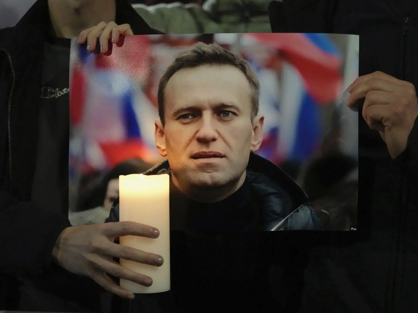 Protestujúci sa po smrti Navaľného vo väzení zišli pred ruskou ambasádou v Londýne.
