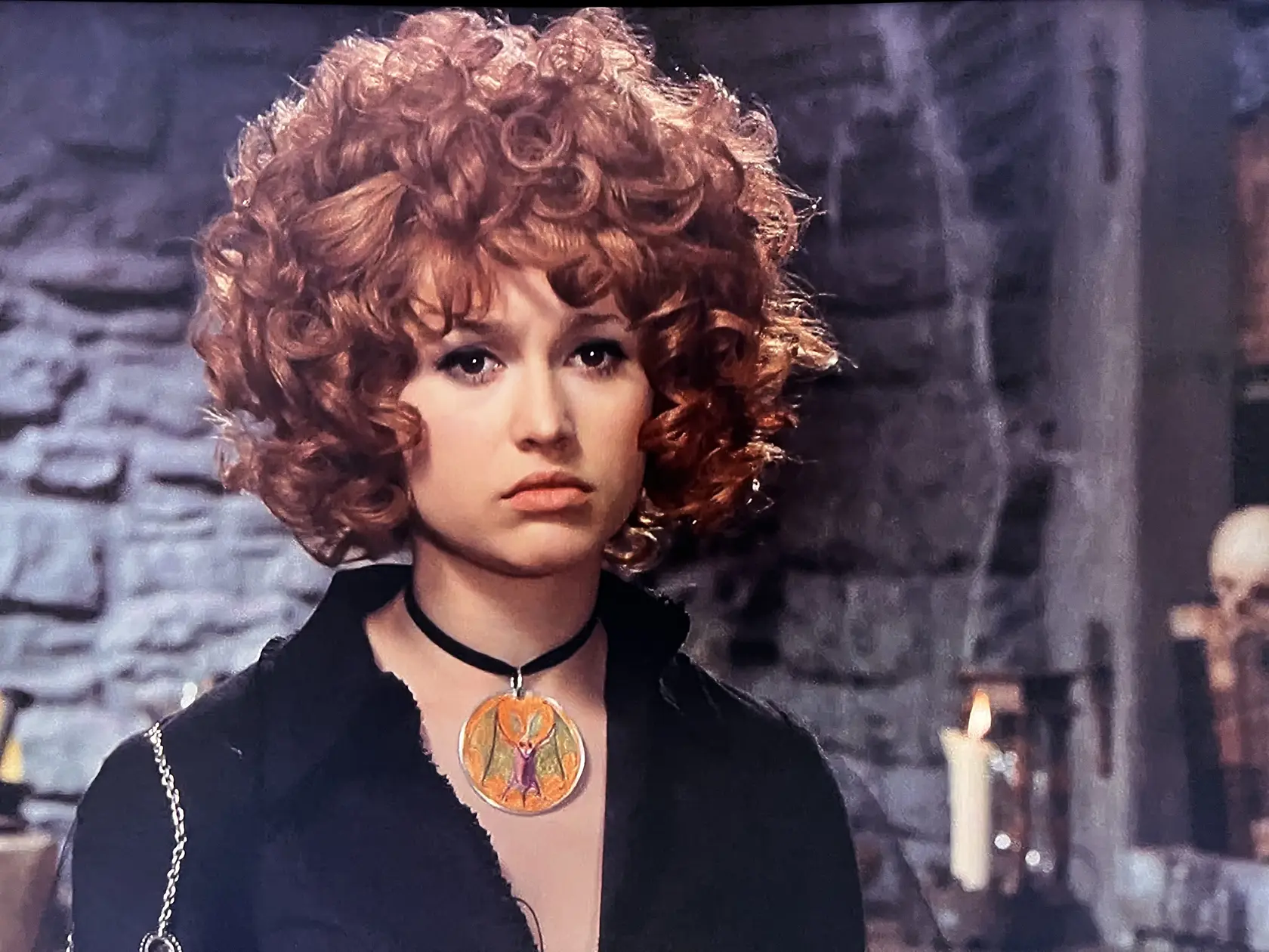 Dívka na koštěti: V slávnom filme, ktorý ľudia nazývajú aj Saxana si zahrala herecká elita. Petra Černocká, Jan Hrušínský, Stella Zázvorková, Vladimír Menšík, František Filipovský, Jan Libíček, Lubomír Kostelka, Jan Kraus, Míla Myslíková, Helena Ružičková, Jaroslava Obermaierová, či Josef Bláha.