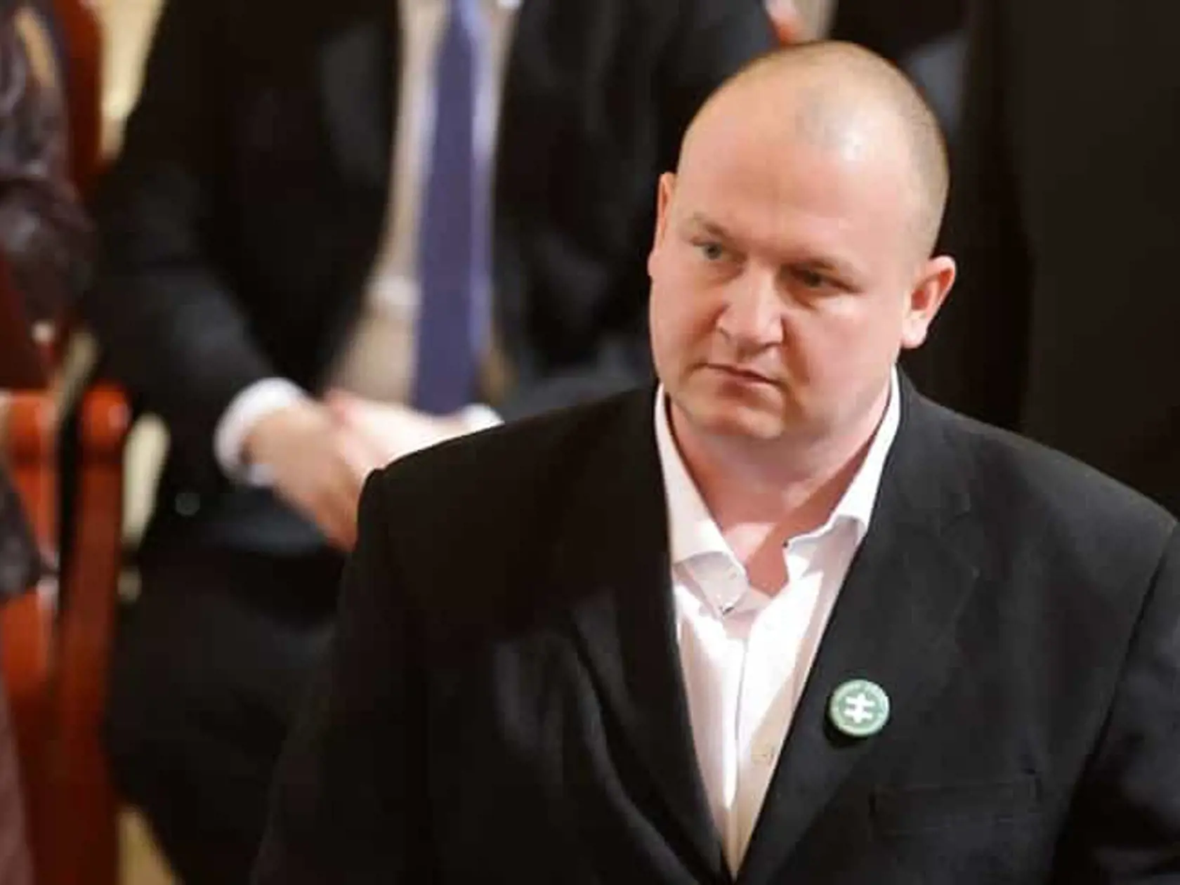 Kotlebov poslanec v Národnej rade SR Peter Krupa mal počas protestu fyzicky napadnúť policajta. Skončil zadržaný a momentálne je už aj trestne stíhaný.