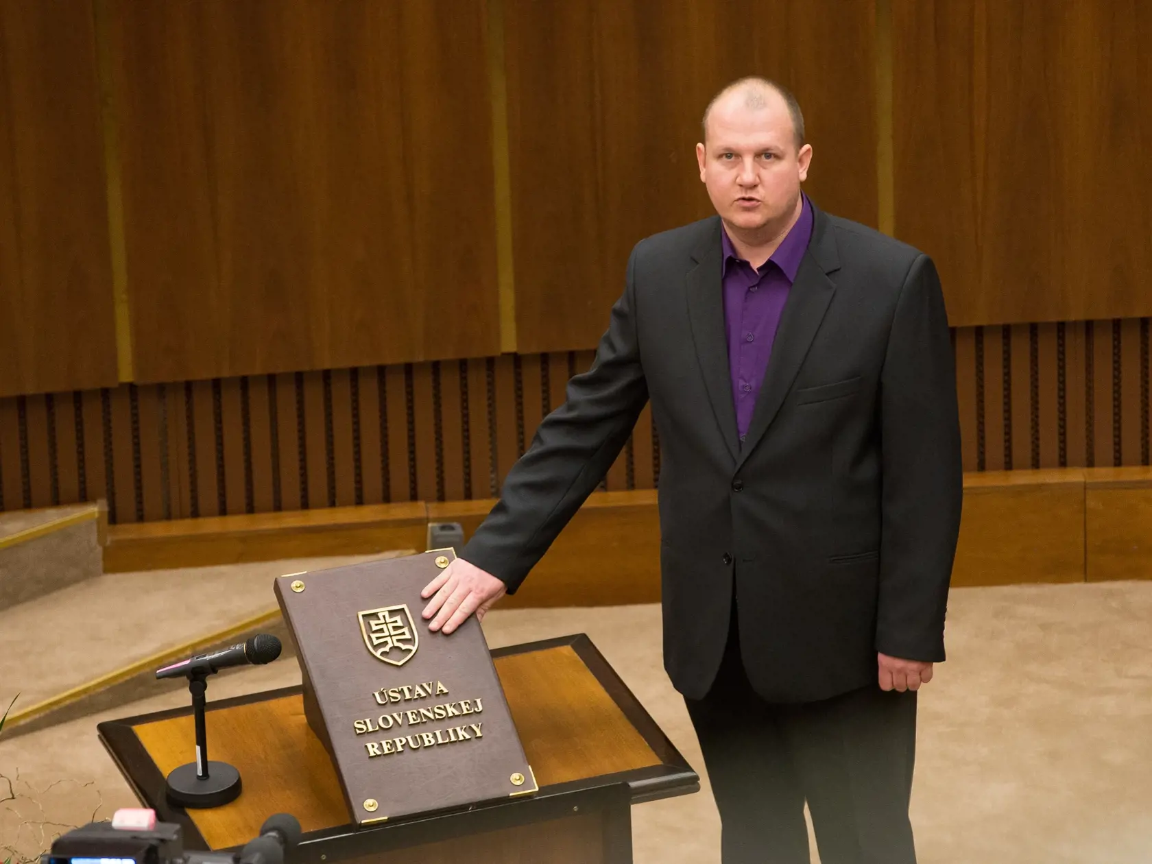 Kotlebov poslanec v Národnej rade SR Peter Krupa mal počas protestu fyzicky napadnúť policajta. Skončil zadržaný a momentálne je už aj trestne stíhaný.