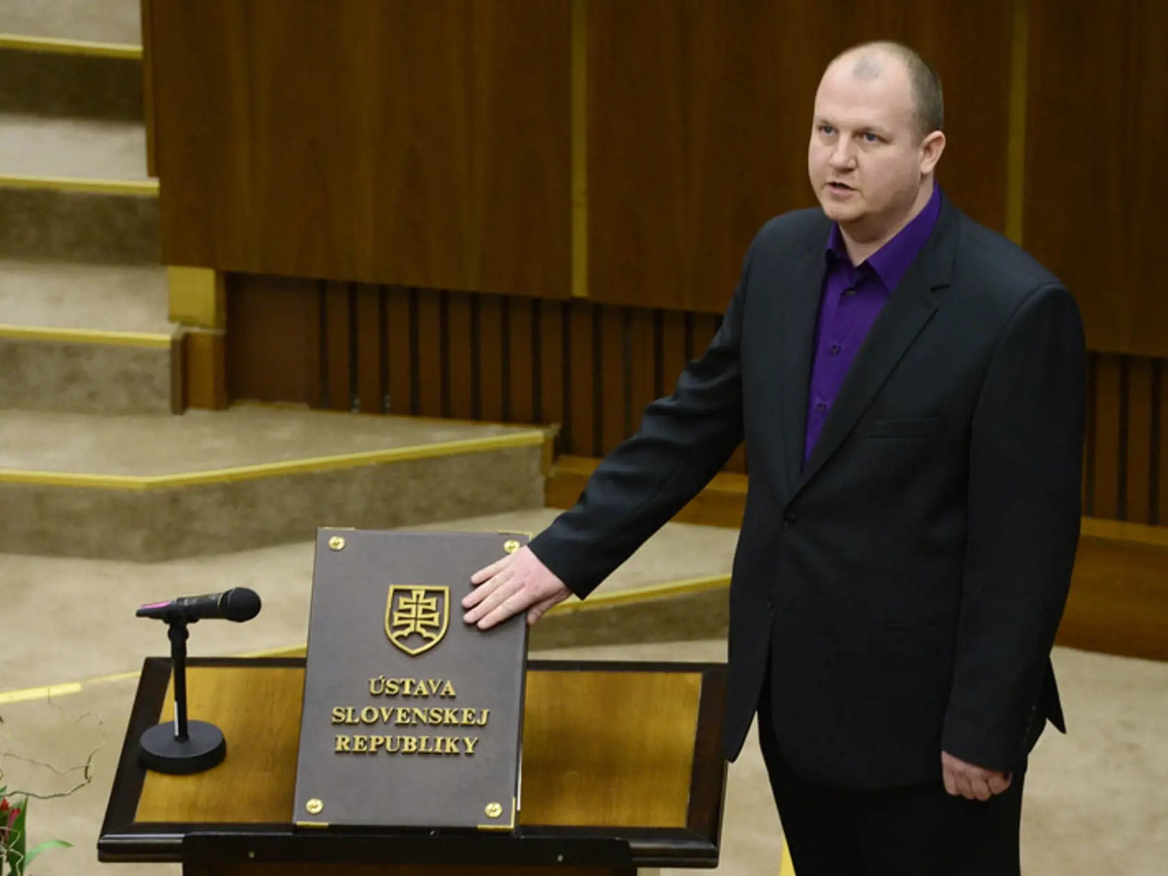 Kotlebov poslanec v Národnej rade SR Peter Krupa mal počas protestu fyzicky napadnúť policajta. Skončil zadržaný a momentálne je už aj trestne stíhaný.