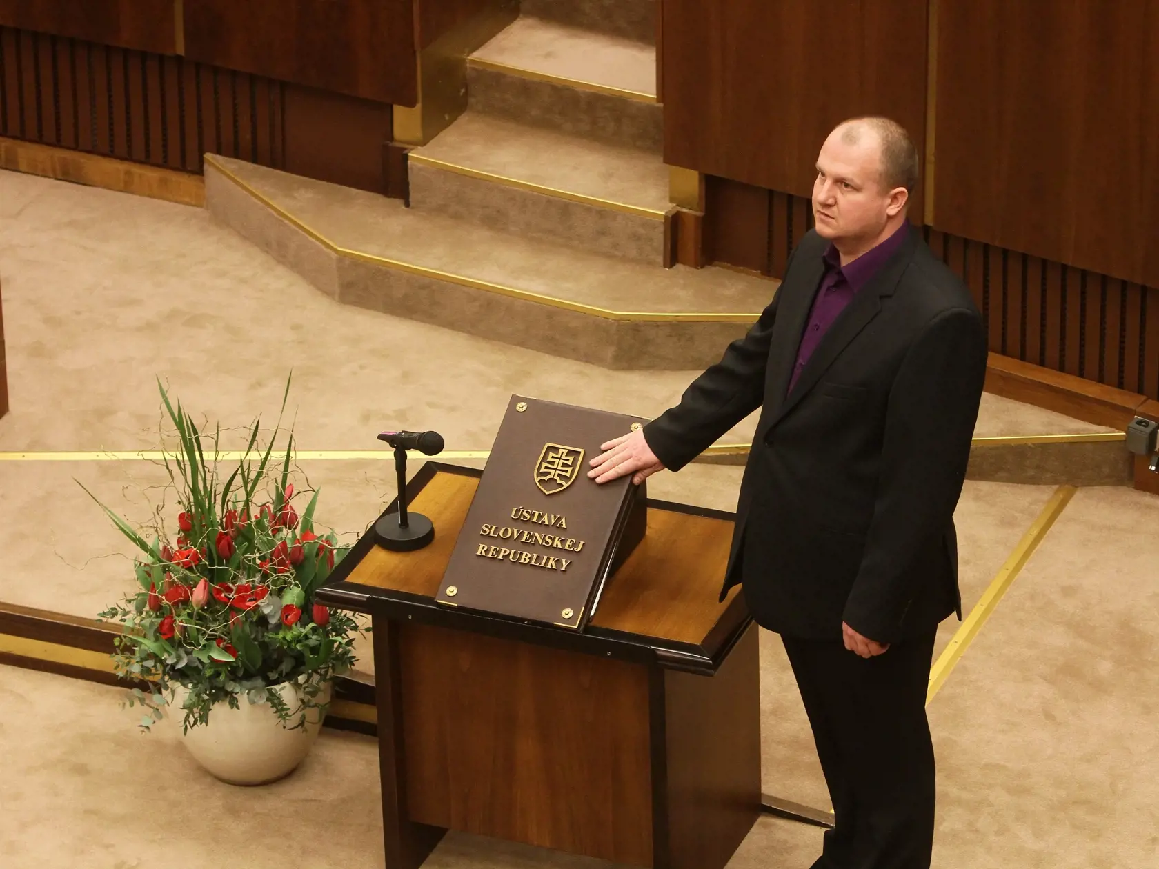 Kotlebov poslanec v Národnej rade SR Peter Krupa mal počas protestu fyzicky napadnúť policajta. Skončil zadržaný a momentálne je už aj trestne stíhaný.