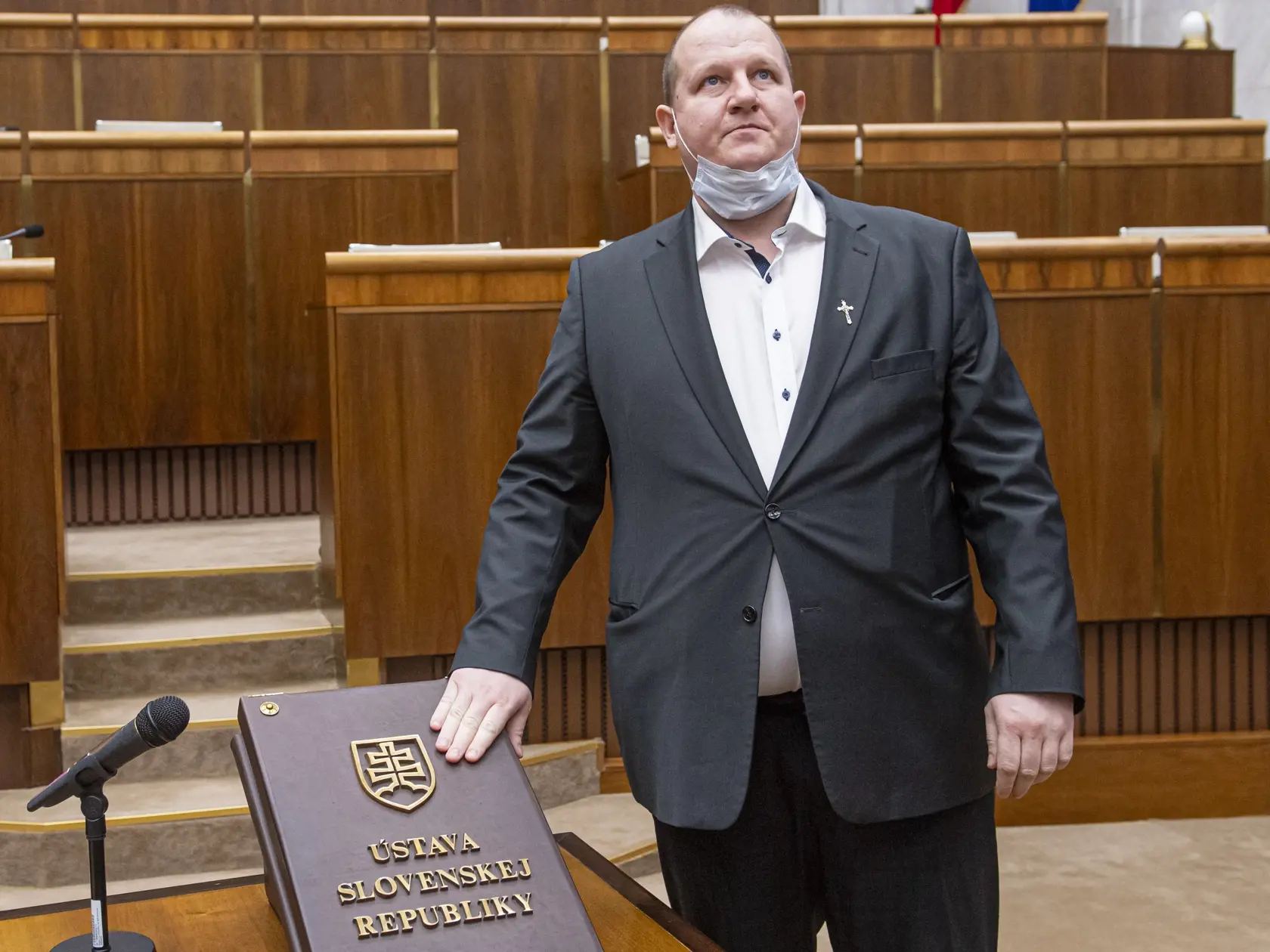 Kotlebov poslanec v Národnej rade SR Peter Krupa mal počas protestu fyzicky napadnúť policajta. Skončil zadržaný a momentálne je už aj trestne stíhaný.