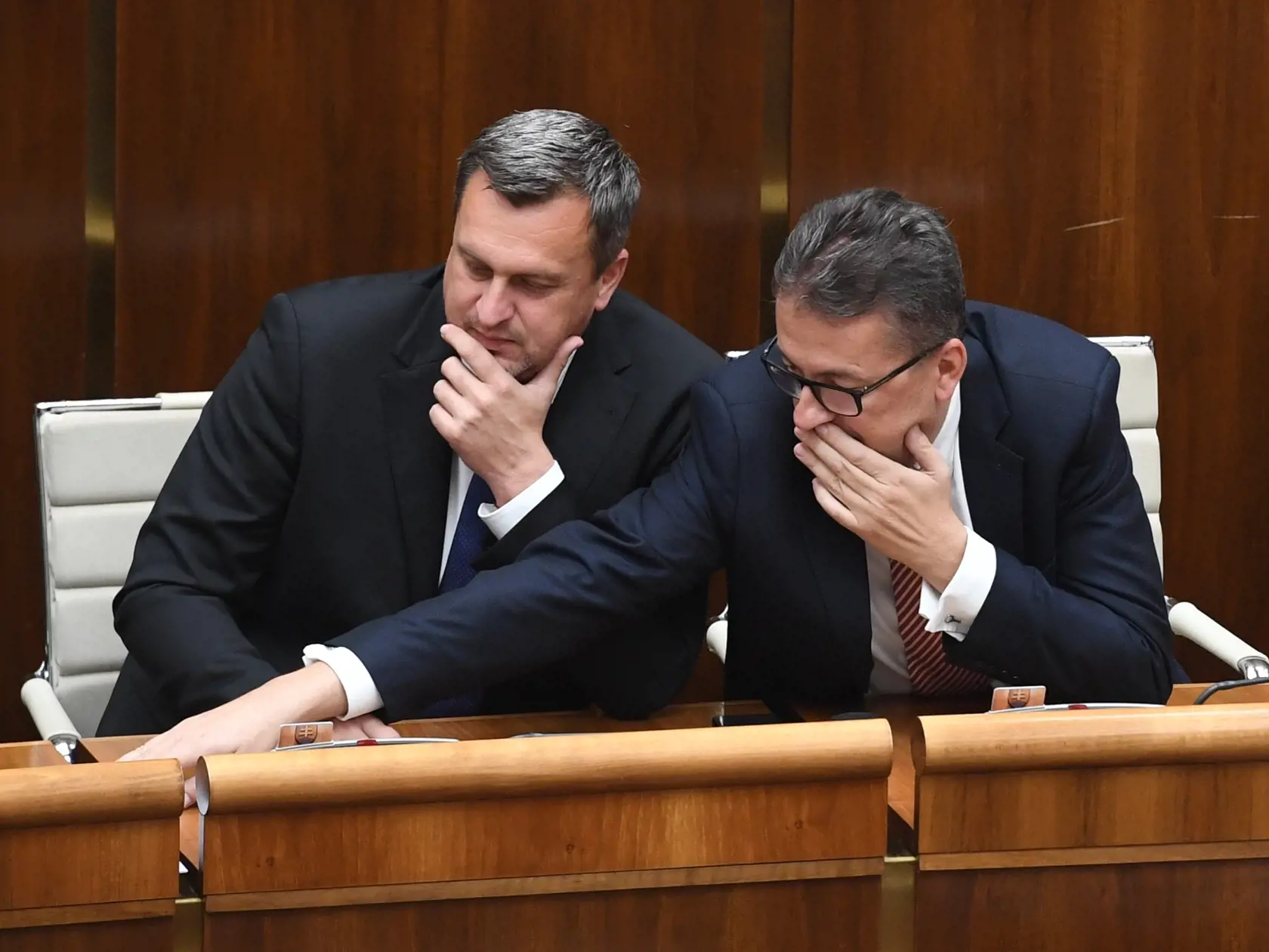 Poslanci ukončili deviaty rokovací deň 51. schôdze Národnej rady (NR) SR hlasovaním o viacerých návrhoch zákonov pred mimoriadnou schôdzou, na ktorej bude čeliť odvolávaniu podpredseda parlamentu Martin Glváč (Smer-SD) (vpravo) v Bratislave 29. októbra 2019. Vľavo predseda NR SR Andrej Danko.