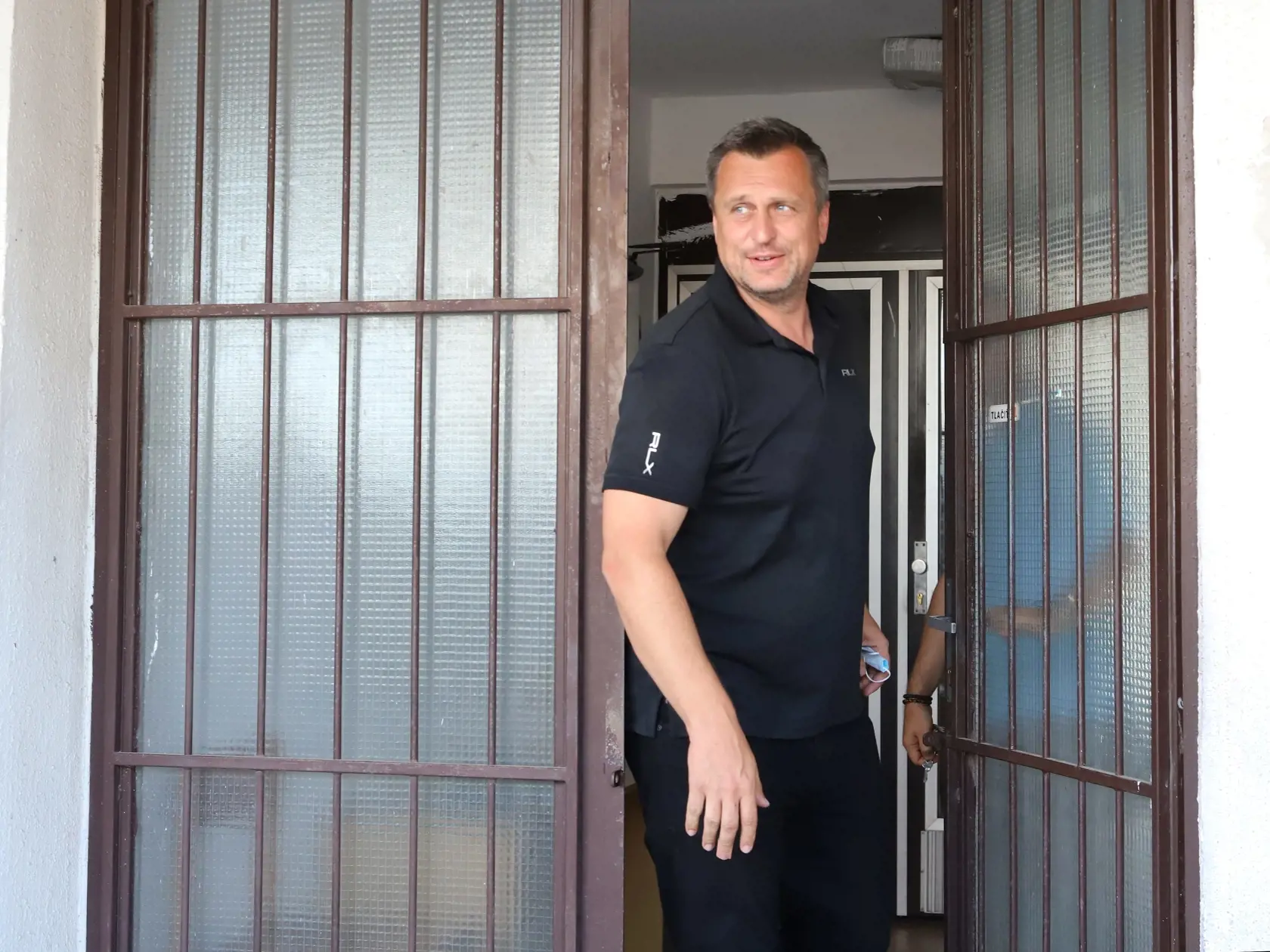 Na snímke bývalý predseda Národnej rady SR a líder mimoparlamentnej Slovenskej národnej strany (SNS) Andrej Danko vychádza z budovy Národnej kriminálnej agentúry (NAKA) v Banskej Bystrici, kde vypovedal. 23. júla 2020.