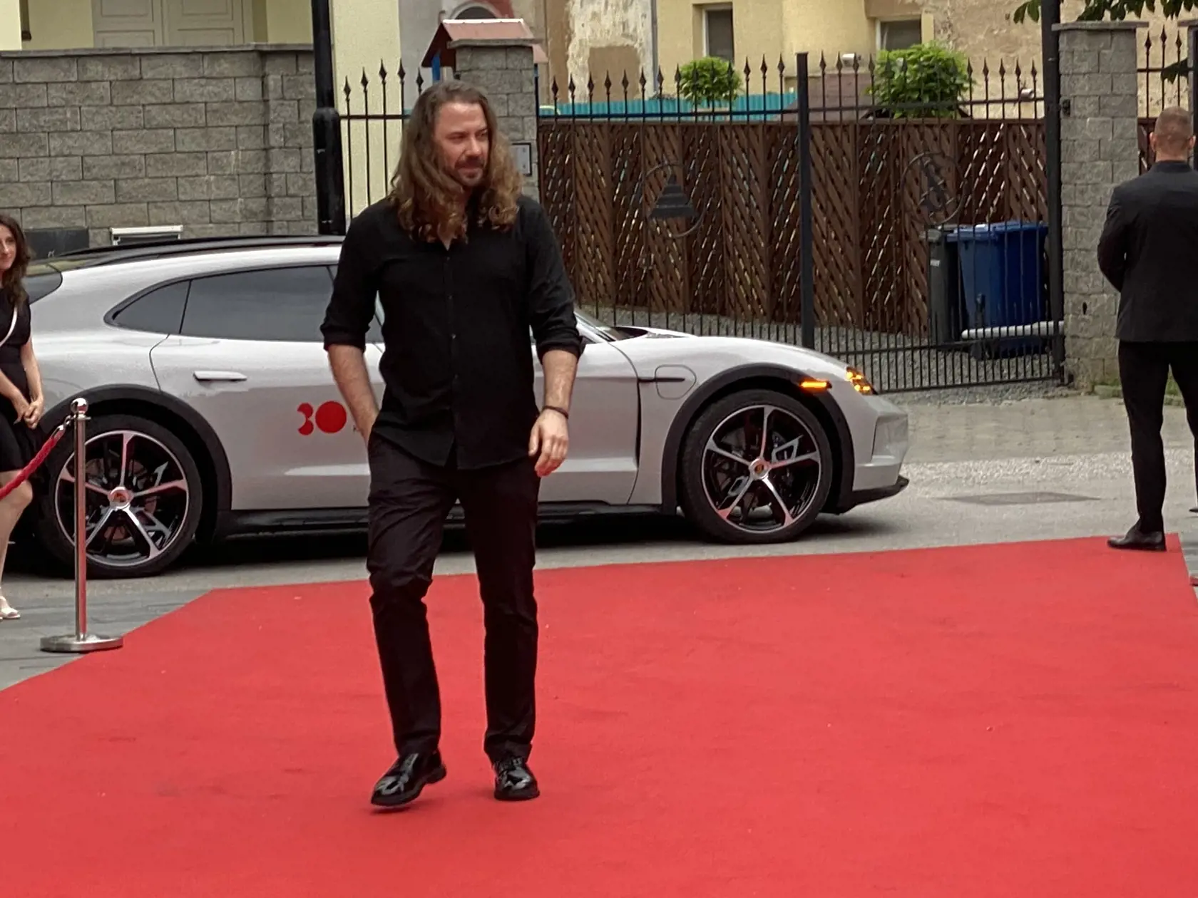 Poľský režisér Klaudiusz Chrostowský bol jedným z ocenených. Príchod hostí na záverečný ceremoniál 30. ročníka medzinárodného festivalu Art Film Košice, na ktorom odovzdali ceny držiteľom honorárnych ocenení - Sergejovi Loznicovi, Antónii Liškovej a Marošovi Kramárovi a vyhlásili víťazov jednotlivých súťaží.