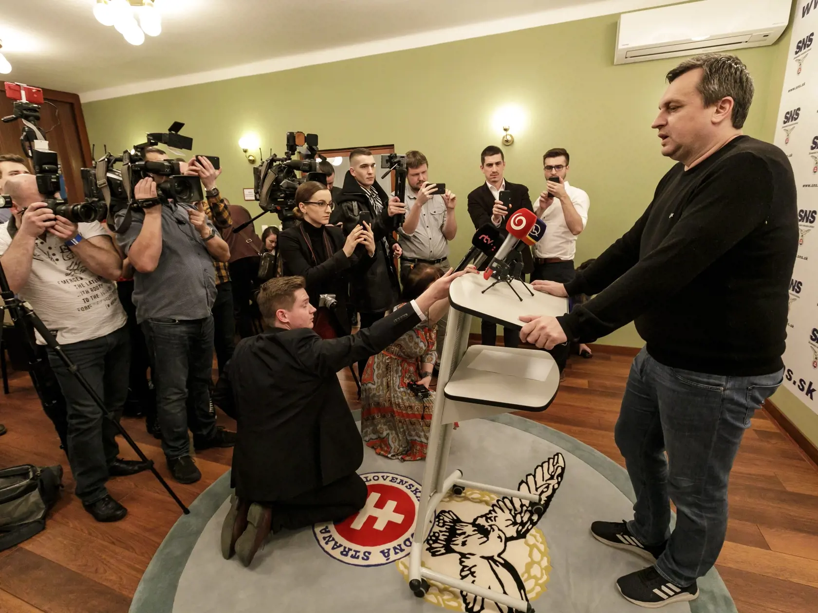 Predseda SNS Andrej Danko (vpravo) reaguje na prvé volebné odhady po voľbách do Národnej rady Slovenskej republiky vo volebnej centrále strany v Bratislave 29. februára 2020.