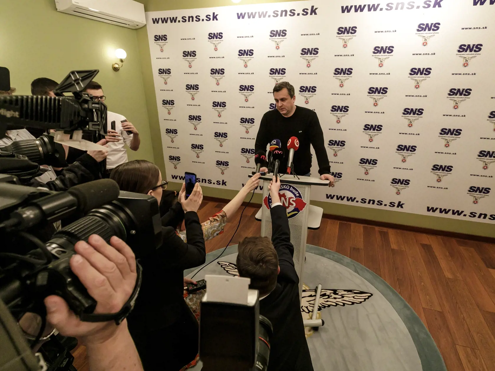 Predseda SNS Andrej Danko (vpravo) reaguje na prvé volebné odhady po voľbách do Národnej rady Slovenskej republiky vo volebnej centrále strany v Bratislave 29. februára 2020.