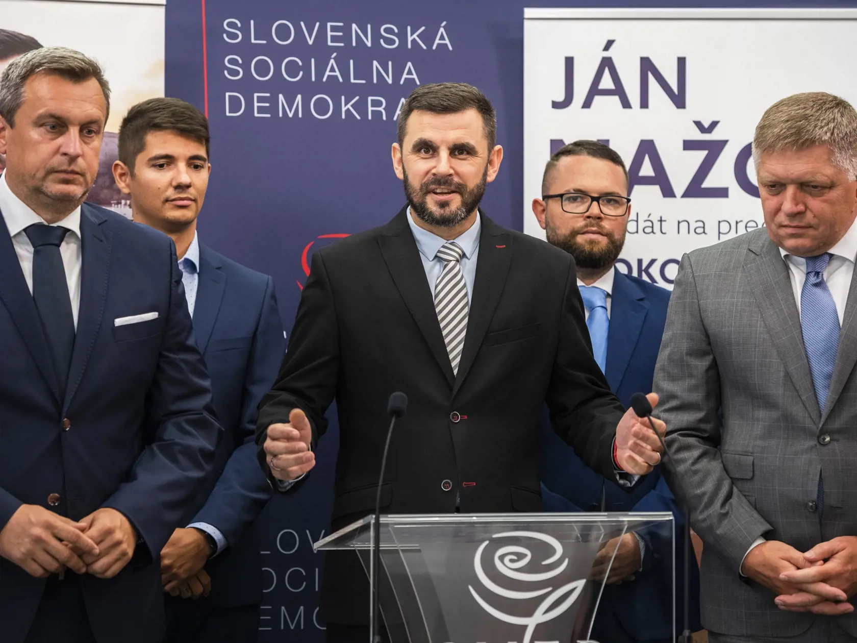 Na snímke zľava predseda SNS Andrej Danko, podpredseda SMER-SD Erik Kaliňák, kandidát na predsedu Bratislavského samosprávneho kraja Ján Mažgút a vpravo predseda SMER-SD Robert Fico počas predstavenia spoločného kandidáta strany Smer-SD a SNS na predsedu Bratislavského samosprávneho kraja v Bratislave 26. augusta 2022.