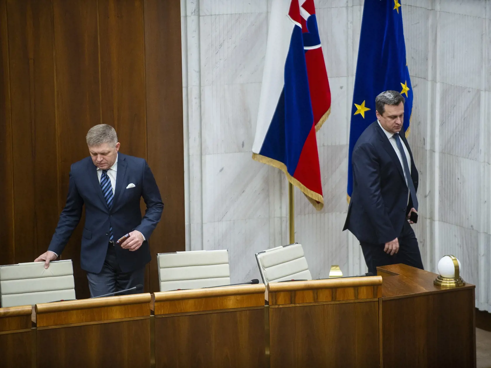 Na snímke zľava poslanec NR SR Robert Fico (SMER-SD) a predseda NR SR Andrej Danko (SNS)  počas hlasovania o 13. dôchodku a Istanbulskom dohovore na zasadnutí mimoriadnej 58. schôdze parlamentu SR 25. februára 2020 v Bratislave.
