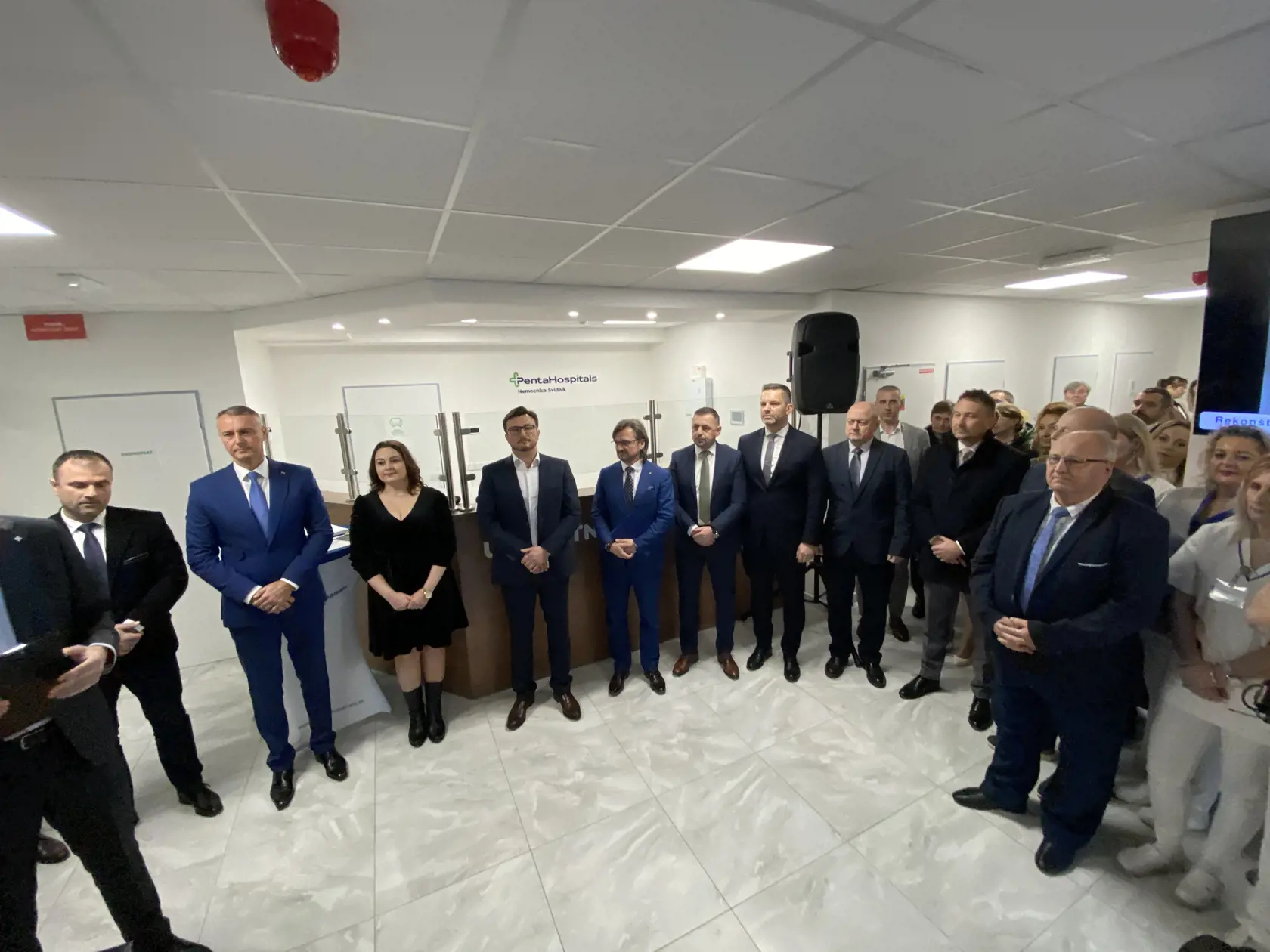 Na otvorenie zrekonštruovaných priestorov urgentného príjmu svidníckej nemocnice prišli viacerí pozvaní hostia. 