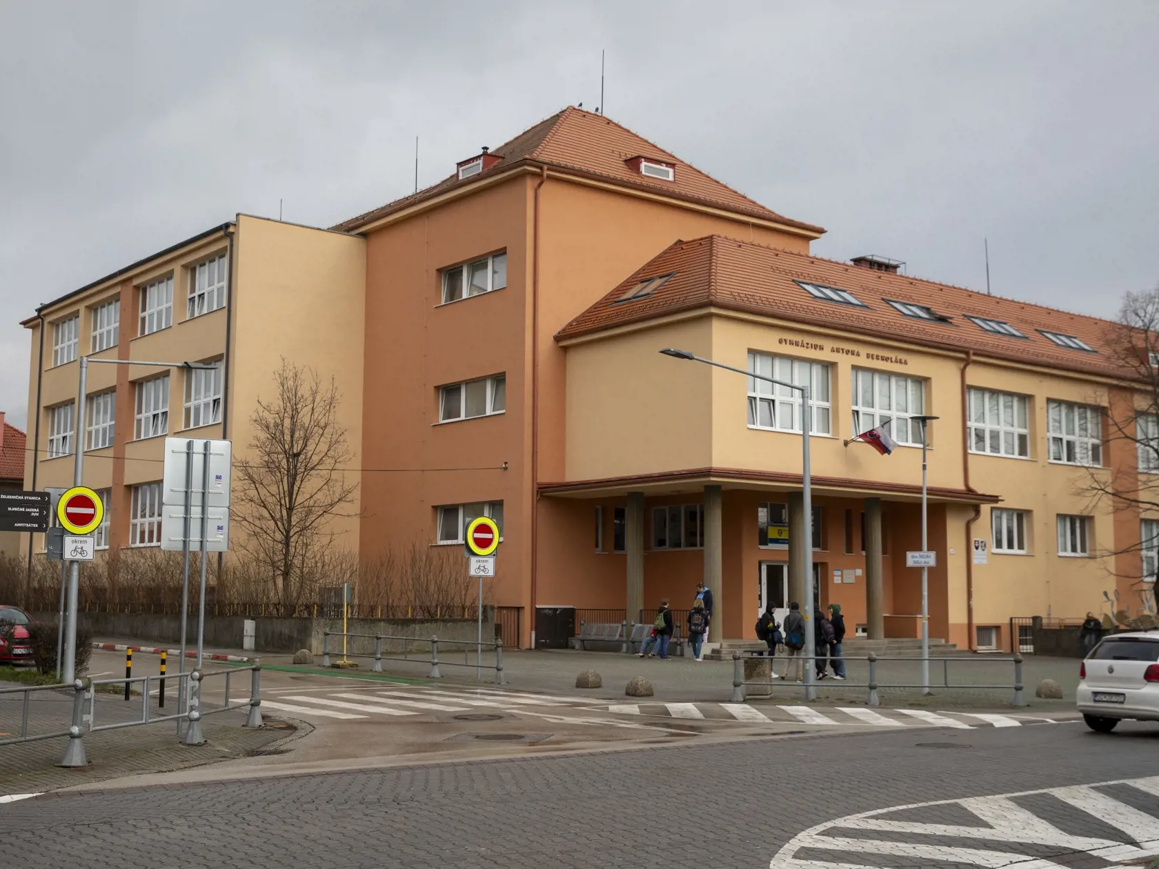 Komisár pre deti prijal písomný podnet od žiakov tejto školy.