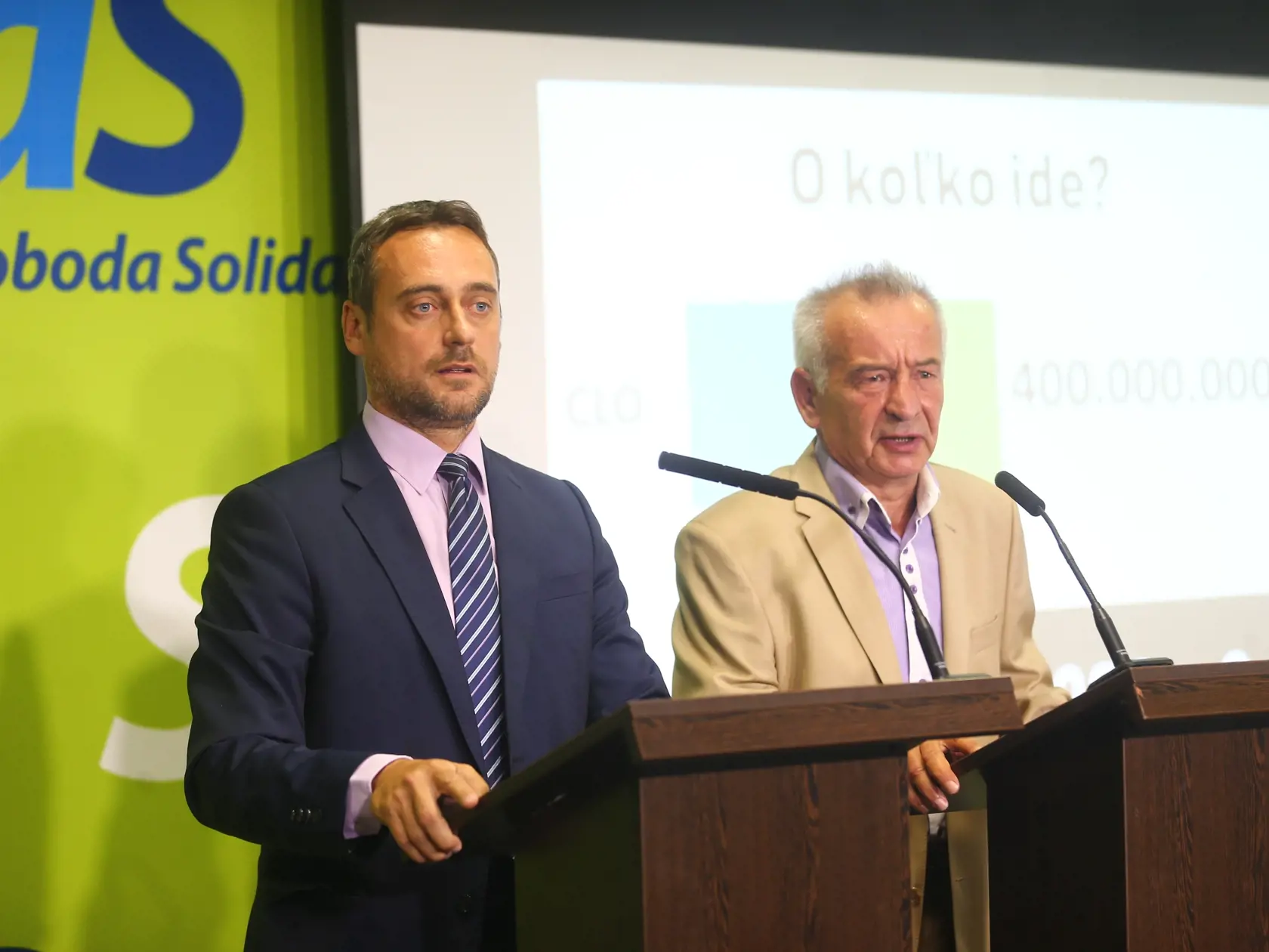 Jozef Rajtár a bývalý námestník generálneho riaditeľa CR SR Peter Cvik na tlačovom briefingu strany Sloboda a Solidarita ako reakcia na tlačovú besedu vedenia Finačnej Správy ku kauze podvody na clách.