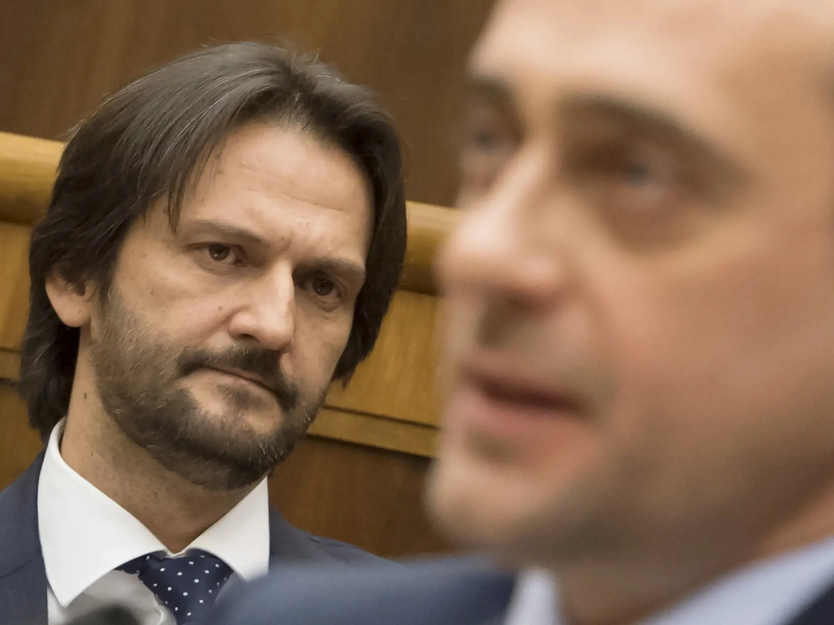 Minister vnútra Robert Kaliòák (Smer-SD) èelí opoziènému pokusu o odvolanie. Podpredseda Národnej rady SR Béla Bugár (Most-Híd) otvoril mimoriadnu schôdzu pléna, ktorú zvolal šéf parlamentu Andrej Danko (SNS) na základe 37 podpisov opozièných poslancov z SaS, O¼aNO a Sme rodina. V Kaliòákovej ministerskej kariére ide už o tretí pokus o jeho odvolanie, aktuálnym dôvodom je pod¾a opozície dlhodobé nezvládanie funkcie. Na snímke v¾avo minister vnútra SR Robert Kaliòák a vpravo poslanec parlamentu Jozef Rajtár (SaS) poèas mimoriadnej schôdze Národnej rady Slovenskej republiky 5. decembra 2017 v Bratislave. FOTO TASR - Martin Baumann