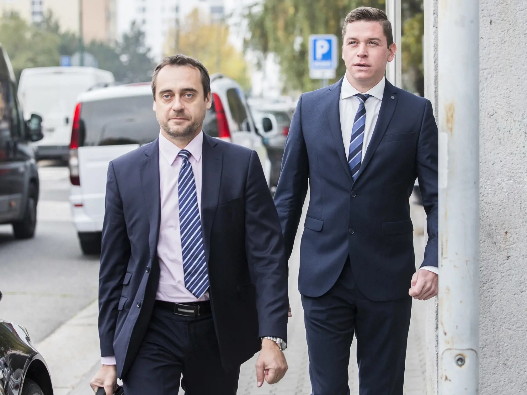 Na snímke Filip Rybaniè, asistent poslanca za SaS Jozefa Rajtára (vpravo) a poslanec za SaS Jozef Rajtár prichádza na súdne pojednávanie v Bratislave vo štvrtok 19. októbra 2017. Súd sa bude zaobera tým, že Rybaniè sa vlani ako zamestnanec Tatrabanky pozrel na úèty ministra vnútra Roberta Kaliòáka a Jána Poèiatka. Išlo o kauzu okolo kontroverzného podnikate¾a Ladislava Bašternáka. Rybanièa zadržala Národná kriminálna agentúra v júni 2016. FOTO TASR - Marko Erd *** Local Caption *** Jozef Rajtár Tatrabanka Ján Poèiatek Robert Kaliòák  Ladislav Baštrnák
