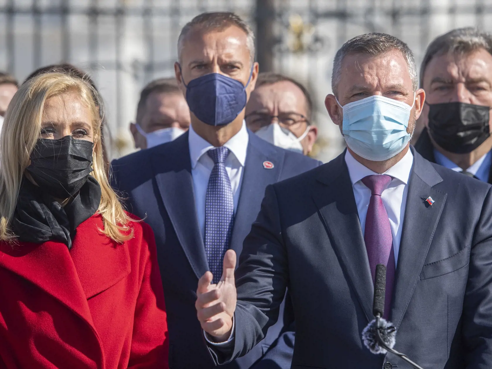 Na snímke zľava podpredsedníčka strany Hlas-SD Denisa Saková, podpredseda Richard Raši, predseda strany Peter Pellegrini a člen predsedníctva strany Ján Blcháč počas brífingu s novinármi pred Prezidentským palácom na tému "Referendum za predčasné voľby" 3. máj 2021 v Bratislave. FOTO TASR - Martin Baumann