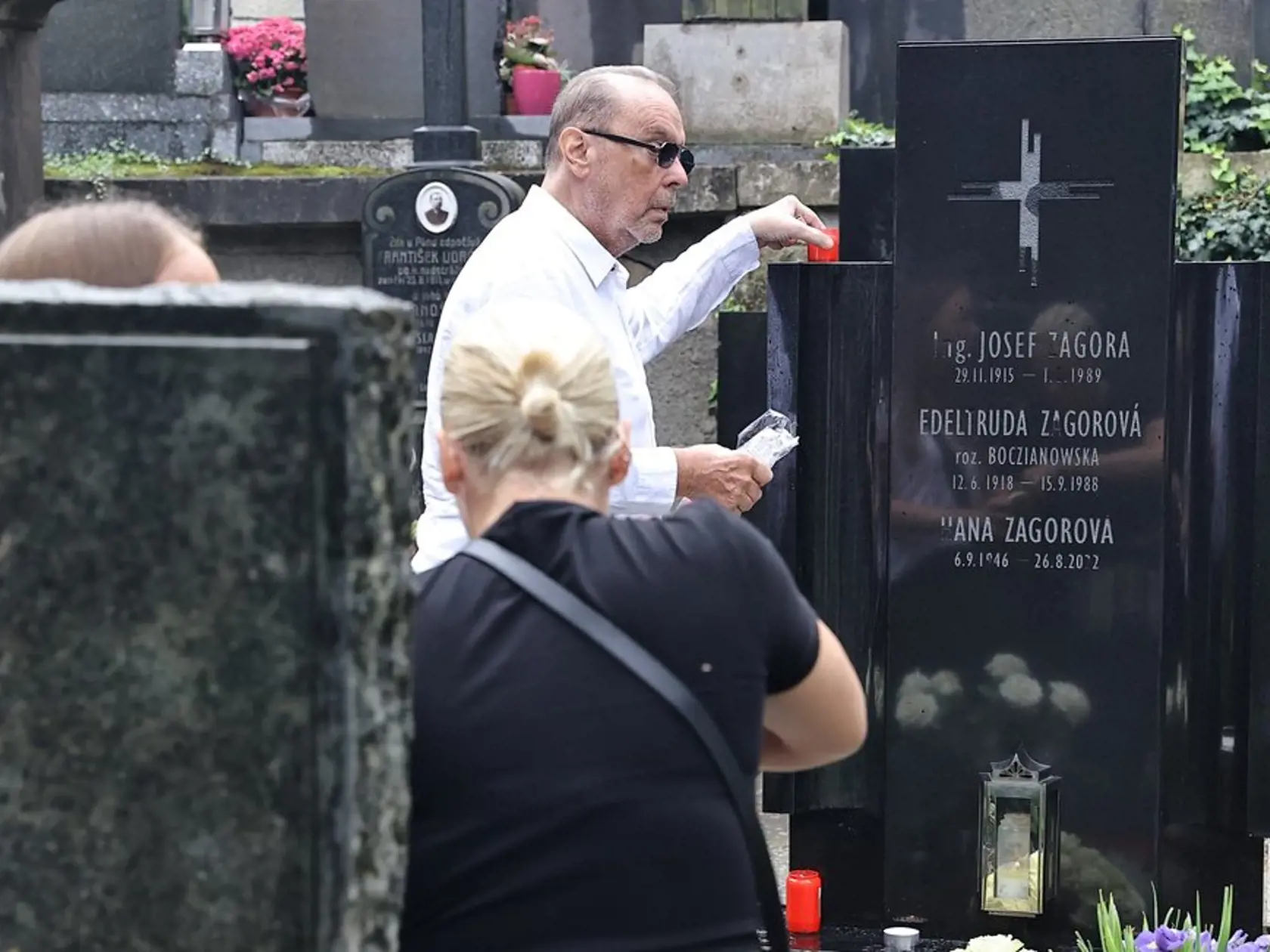 Štefan Margita s pár blízkymi po roku uložil do rodinnej hrobky urnu s popolom Hany Zagorovej.
